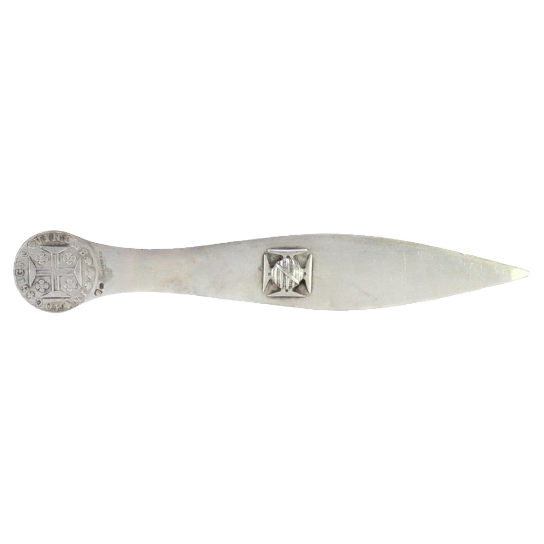 Silberner Brieföffner mit Münzrelief auf der Oberseite und Kreuz auf der Klinge. im Angebot