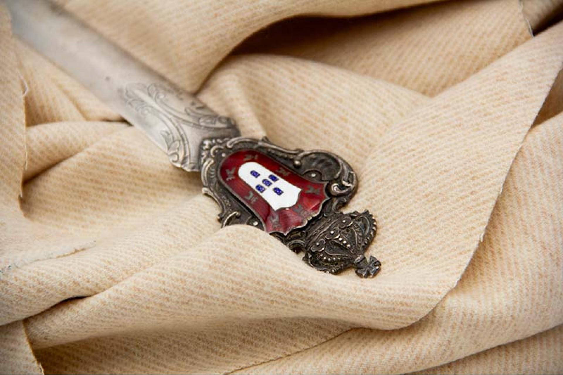 Brieföffner aus Silber mit Emaille und Symbolen aus Portugal. im Zustand „Gut“ im Angebot in Porto, PT