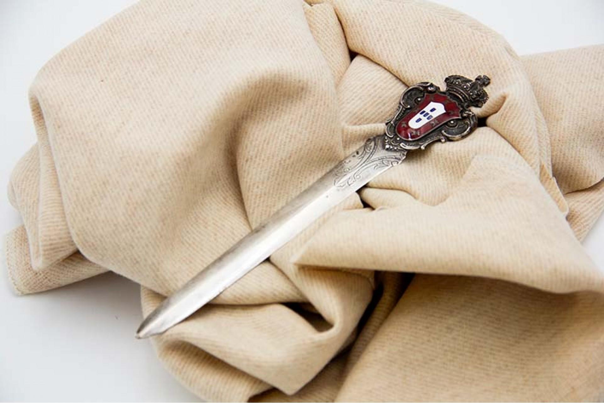 Brieföffner aus Silber mit Emaille und Symbolen aus Portugal. (19. Jahrhundert) im Angebot