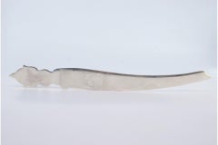Tagliacarte in argento con incisione e testa di folletto sul manico