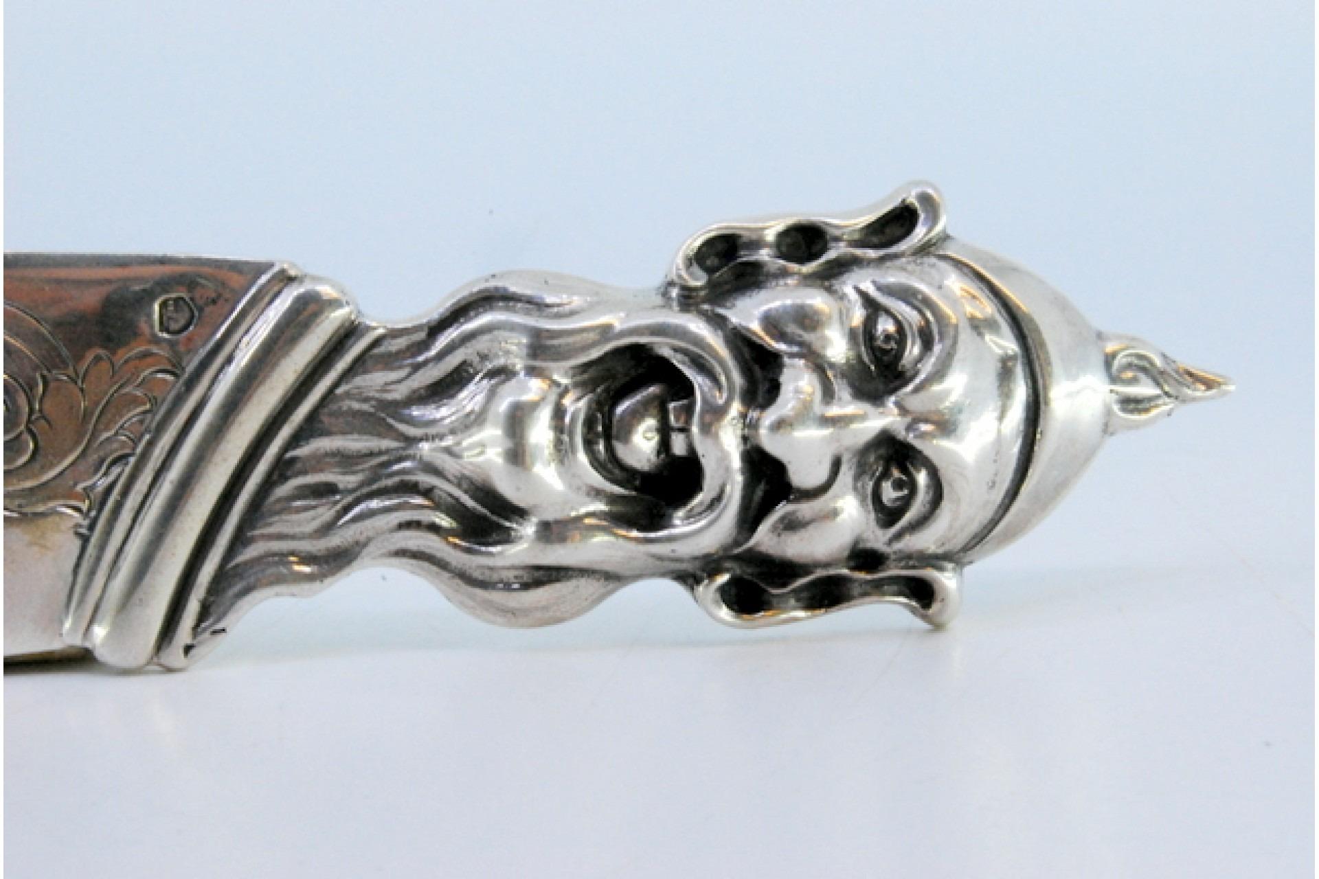 Autre Coupe-papier en argent avec gravure sur la lame et tête de lutin sur la main. en vente
