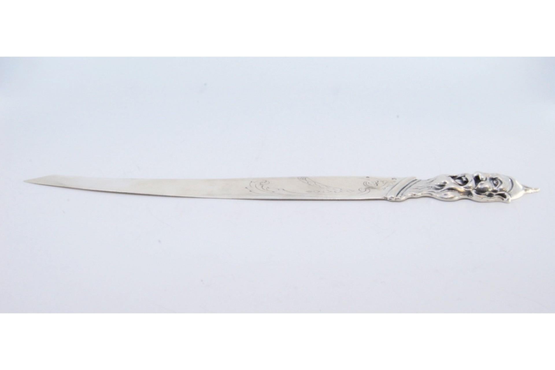 Coupe-papier en argent avec gravure sur la lame et tête de lutin sur la main. Excellent état - En vente à Porto, PT