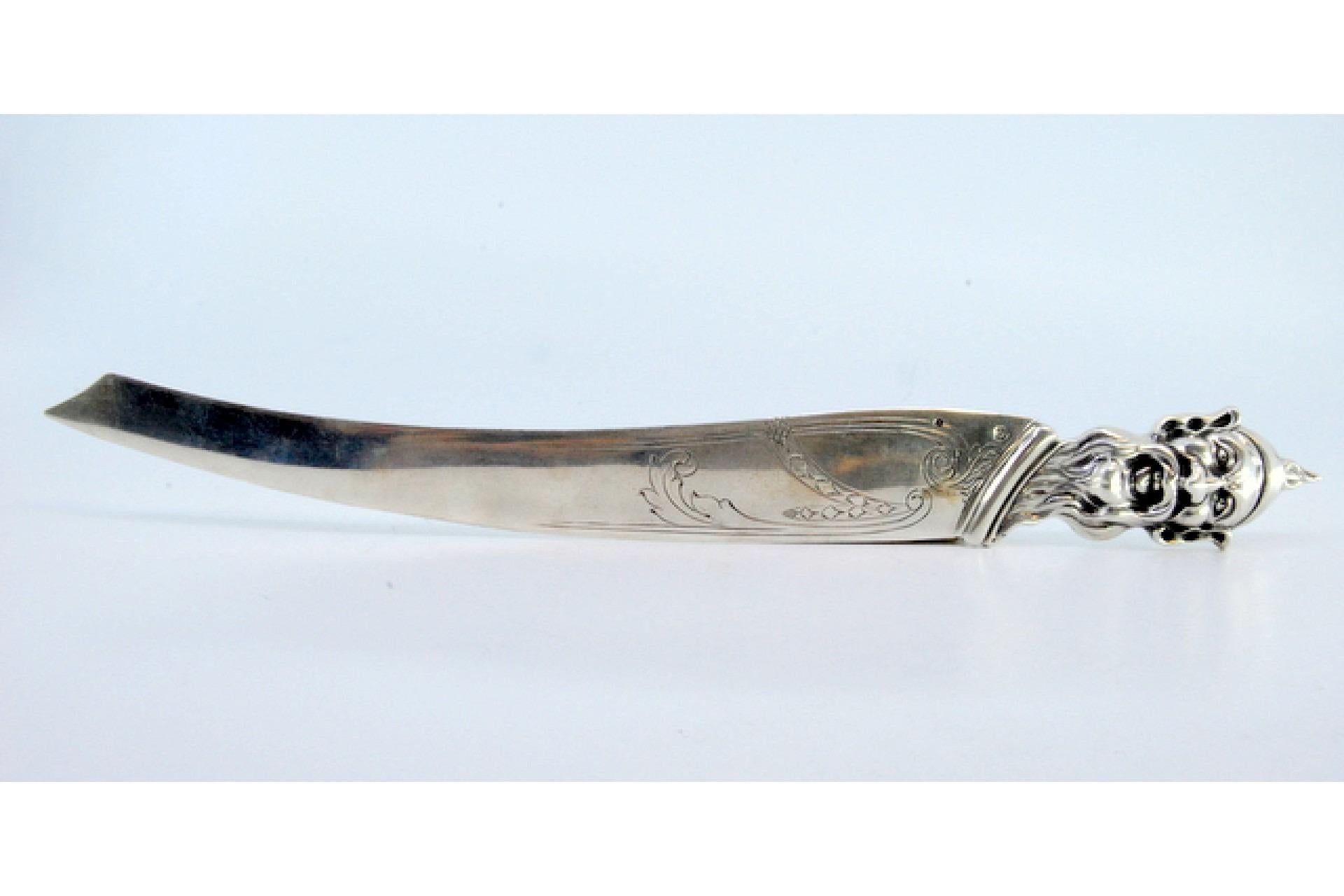 Fin du 20e siècle Coupe-papier en argent avec gravure sur la lame et tête de lutin sur la main. en vente
