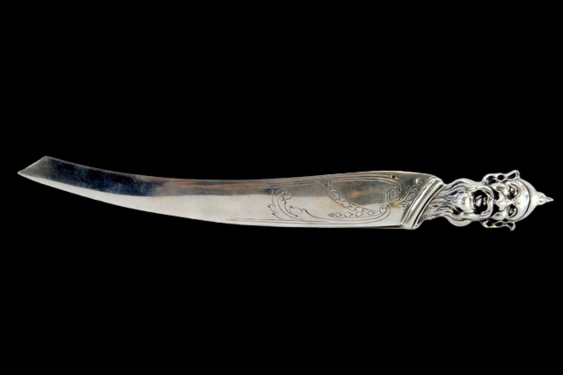 Argent sterling Coupe-papier en argent avec gravure sur la lame et tête de lutin sur la main. en vente