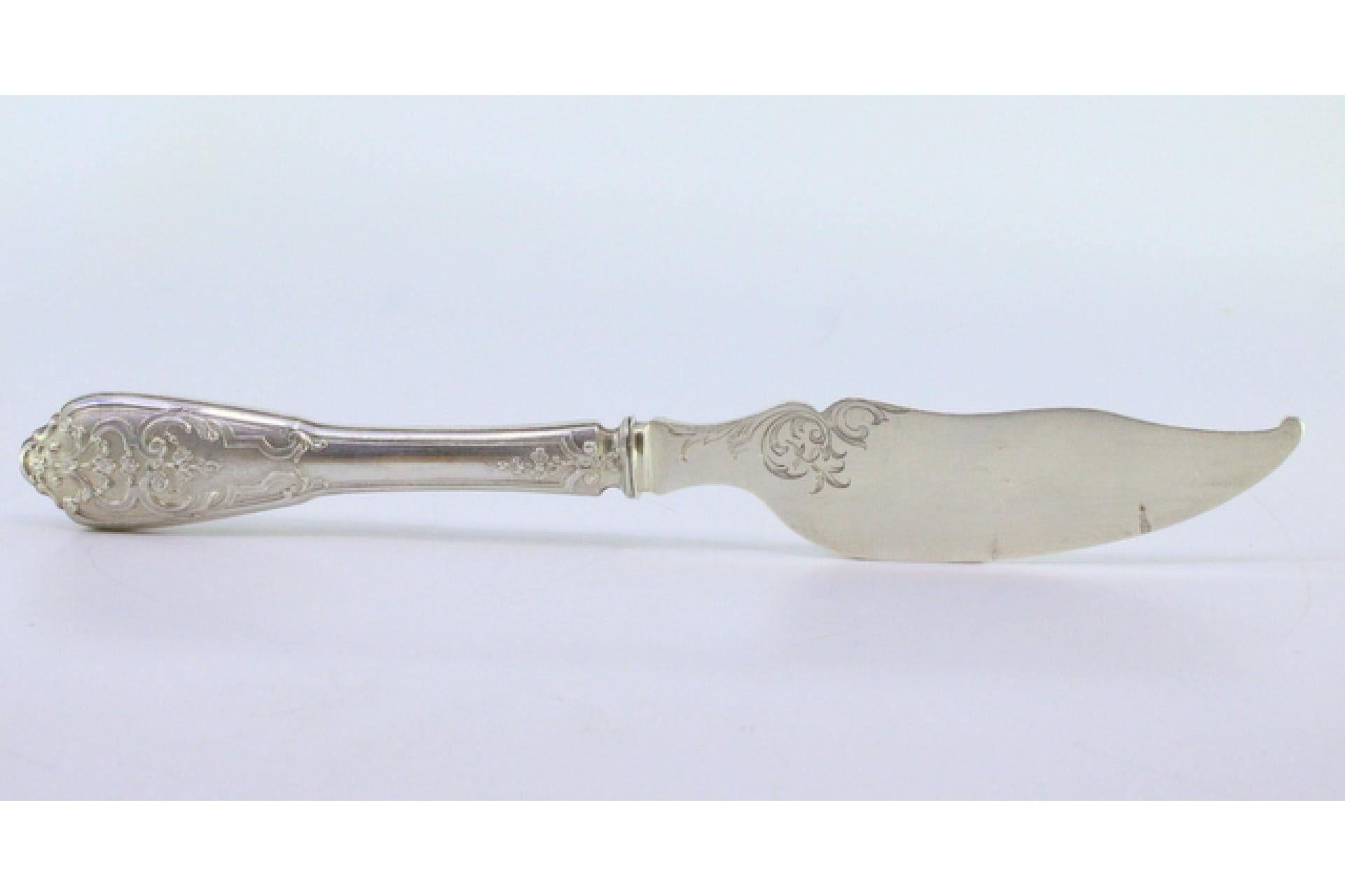 Beschreibung: Silberner Brieföffner mit geprägtem Griff und floral gravierter Klinge. Metall: Silber. Herkunft: Französisch. 
Marke: Tête Minerve. 
Gewicht: 58,45 Gramm. 
Abmessungen: 20,5x2,6cm. 
Inhalt: 959/1000. 
Prüfzeichen: Ja, seit 1838.