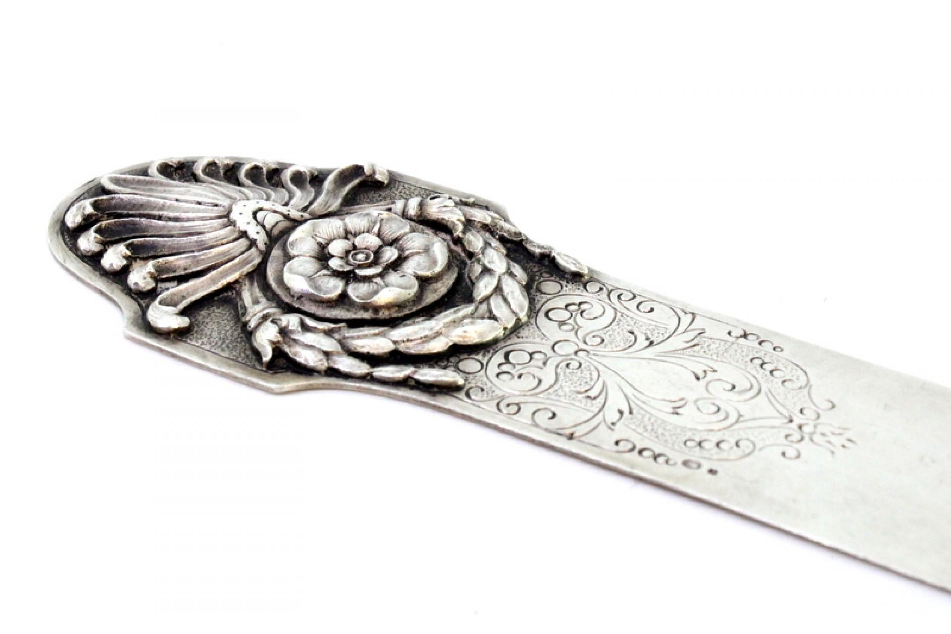 Silberner Brieföffner mit geprägten Kränzen und floralen Motiven auf dem Griff, emailliert im Zustand „Gut“ im Angebot in Porto, PT