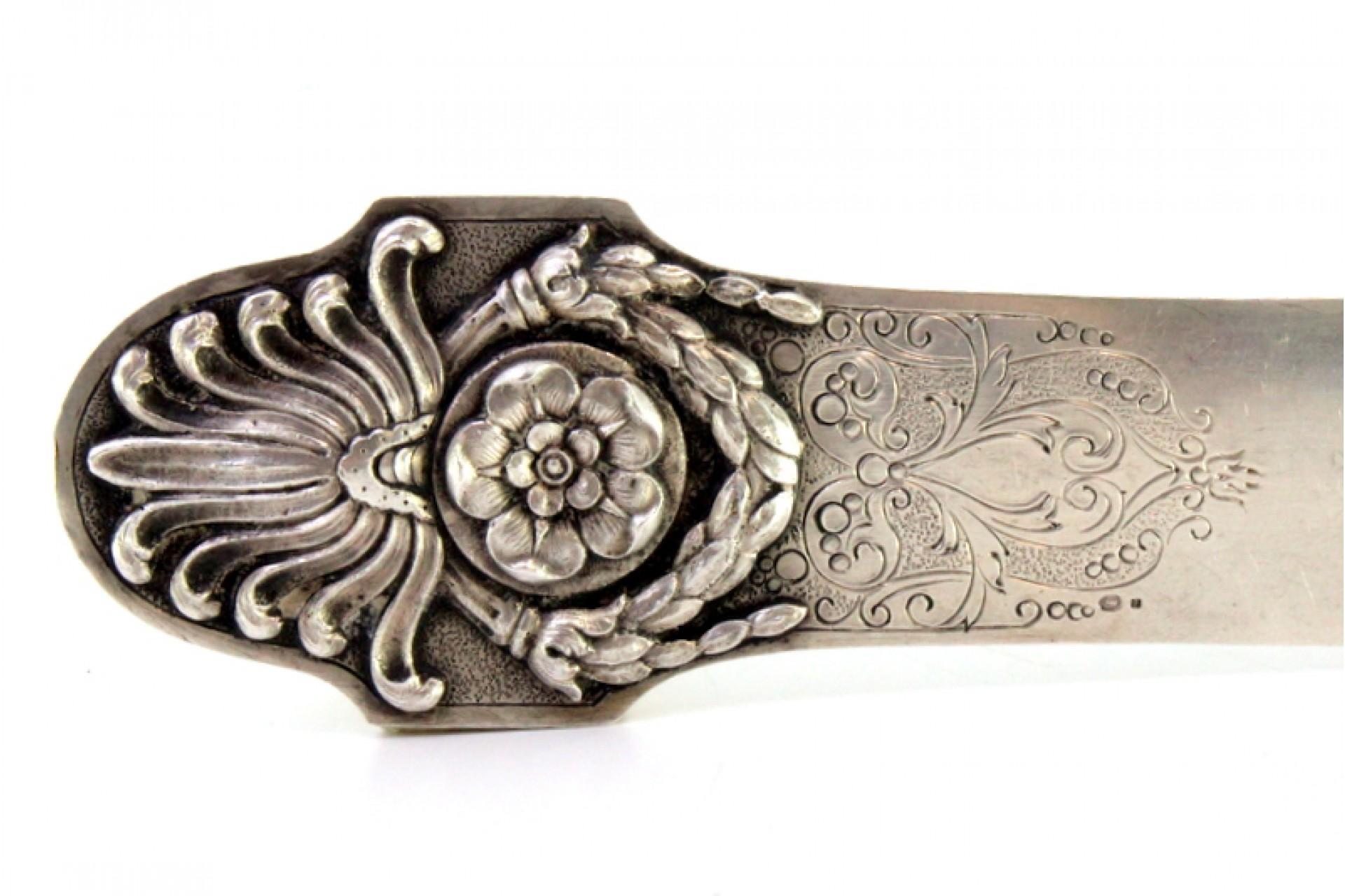Silberner Brieföffner mit geprägten Kränzen und floralen Motiven auf dem Griff, emailliert (20. Jahrhundert) im Angebot