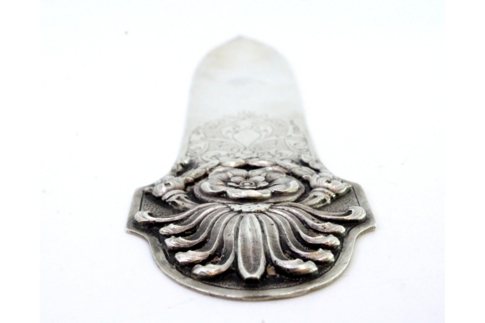 Silberner Brieföffner mit geprägten Kränzen und floralen Motiven auf dem Griff, emailliert (Metall) im Angebot
