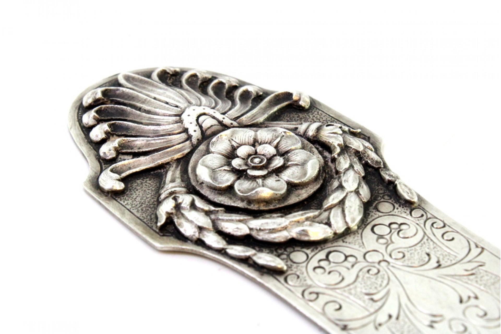 Silberner Brieföffner mit geprägten Kränzen und floralen Motiven auf dem Griff, emailliert im Angebot 1