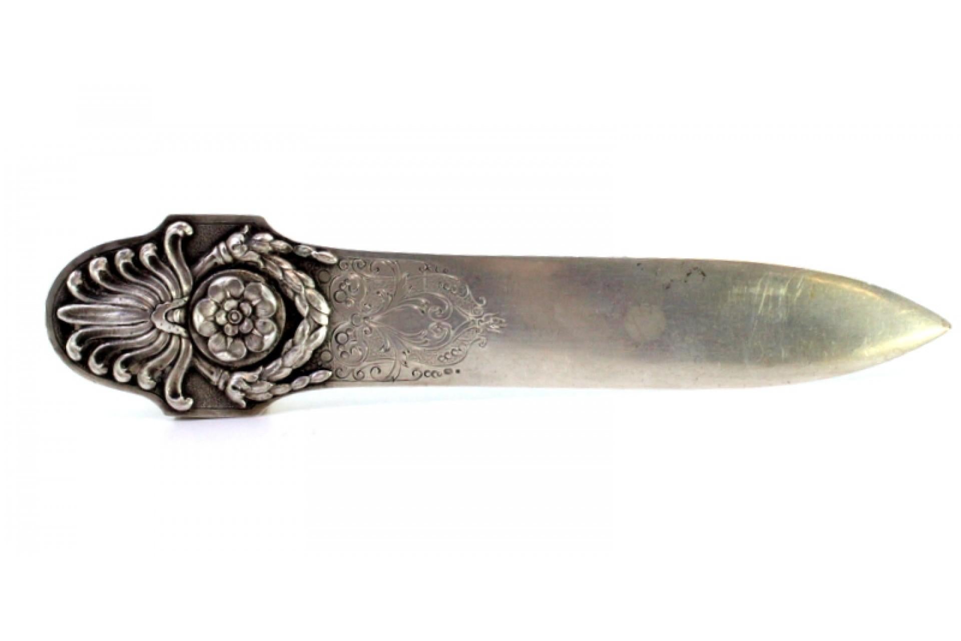 Silberner Brieföffner mit geprägten Kränzen und floralen Motiven auf dem Griff, emailliert im Angebot 2