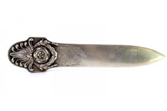 Silberner Brieföffner mit Kränzen und floralen Motiven, auf der Klinge eingraviert