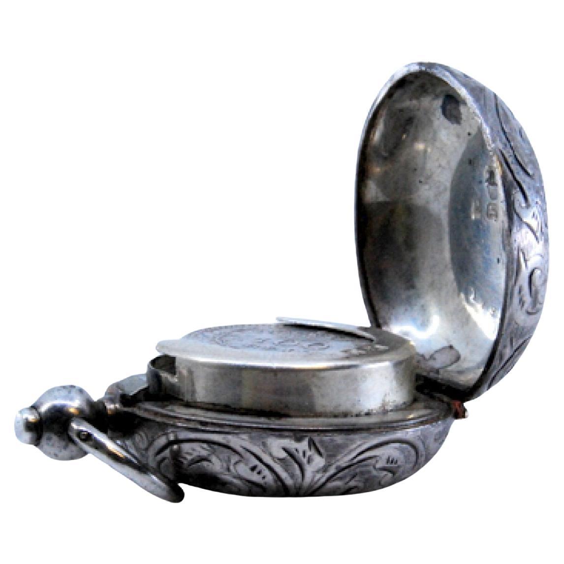 Silver Libra holder with reliefs For Sale
