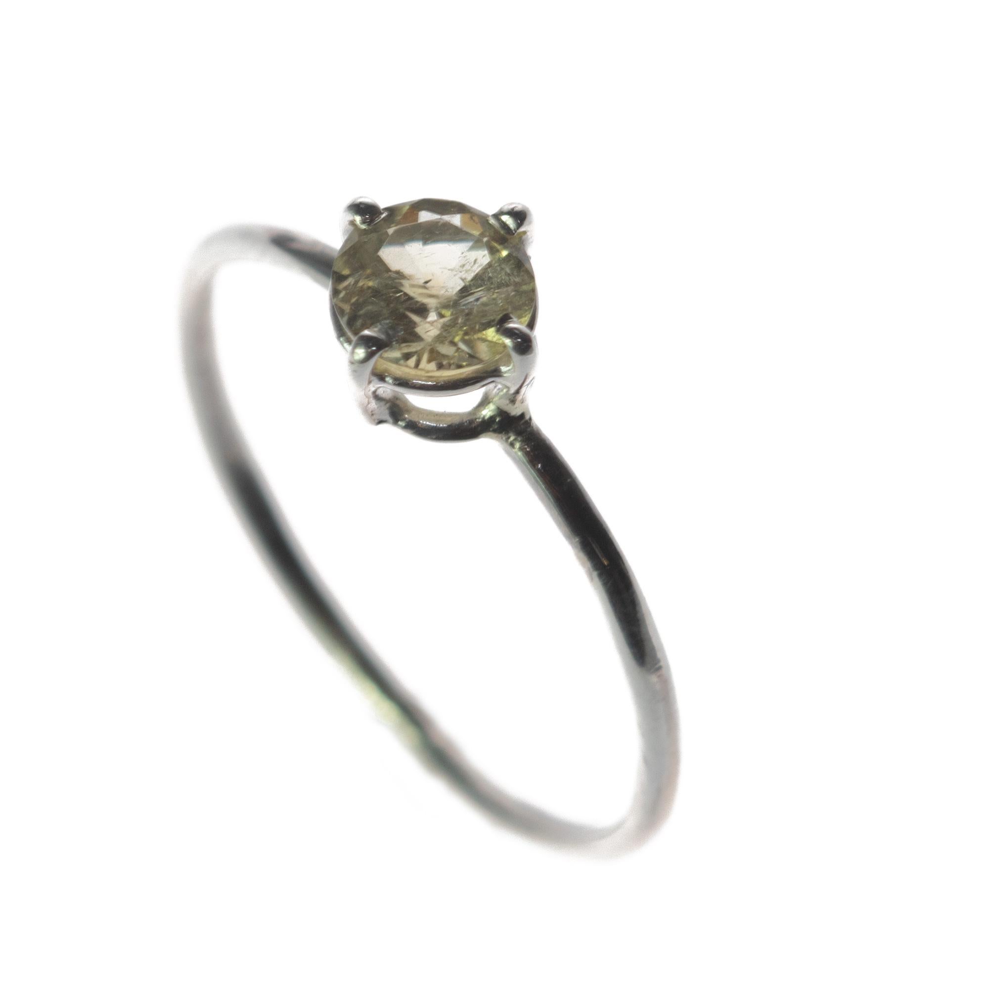 Moderno Anello in argento con tormalina verde chiaro, fatto a mano, moderno e chic. in vendita