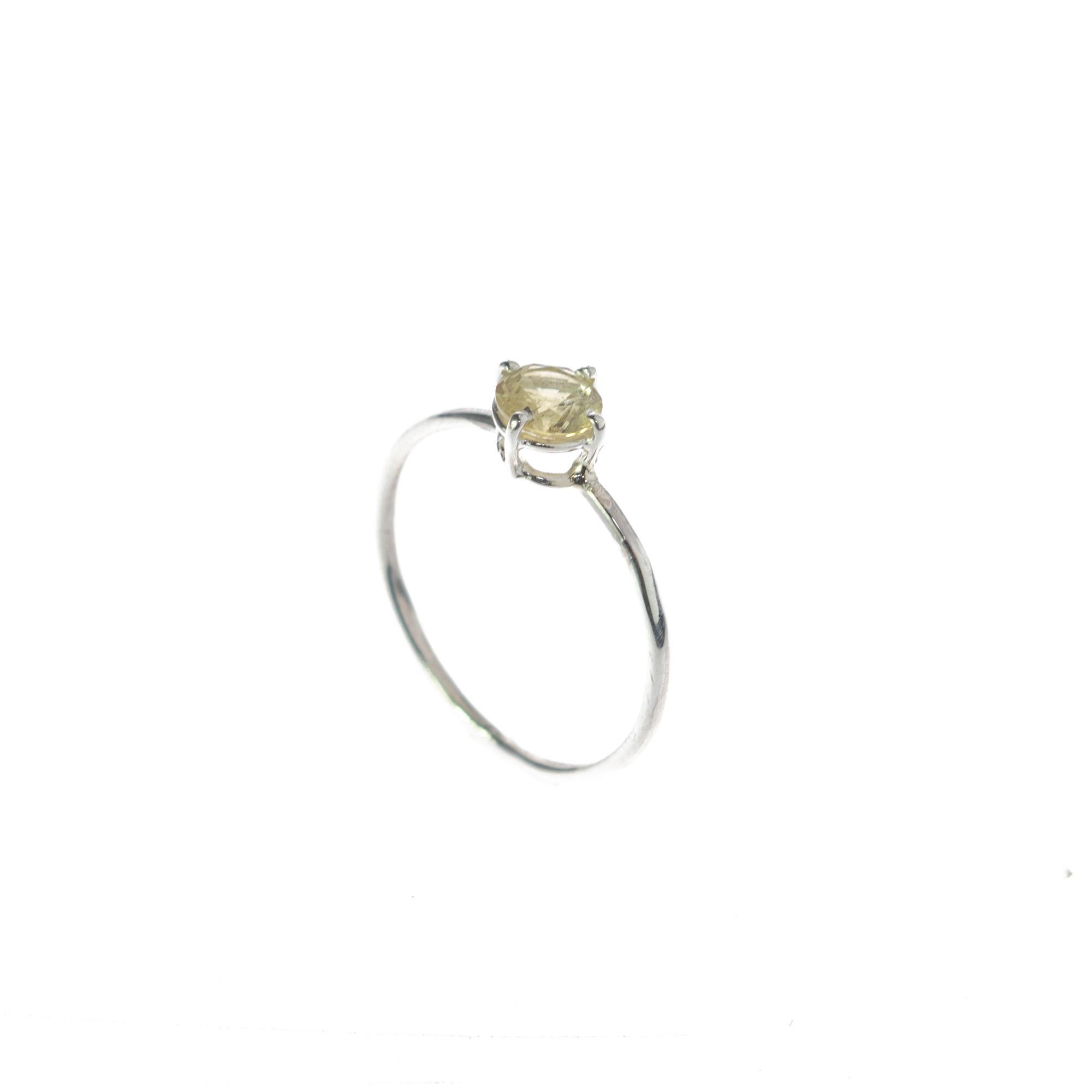 Donna Anello in argento con tormalina verde chiaro, fatto a mano, moderno e chic. in vendita