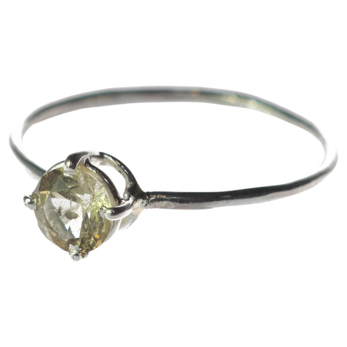 Anello in argento con tormalina verde chiaro, fatto a mano, moderno e chic.