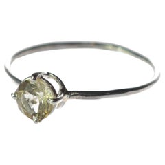 Anello in argento con tormalina verde chiaro, fatto a mano, moderno e chic.