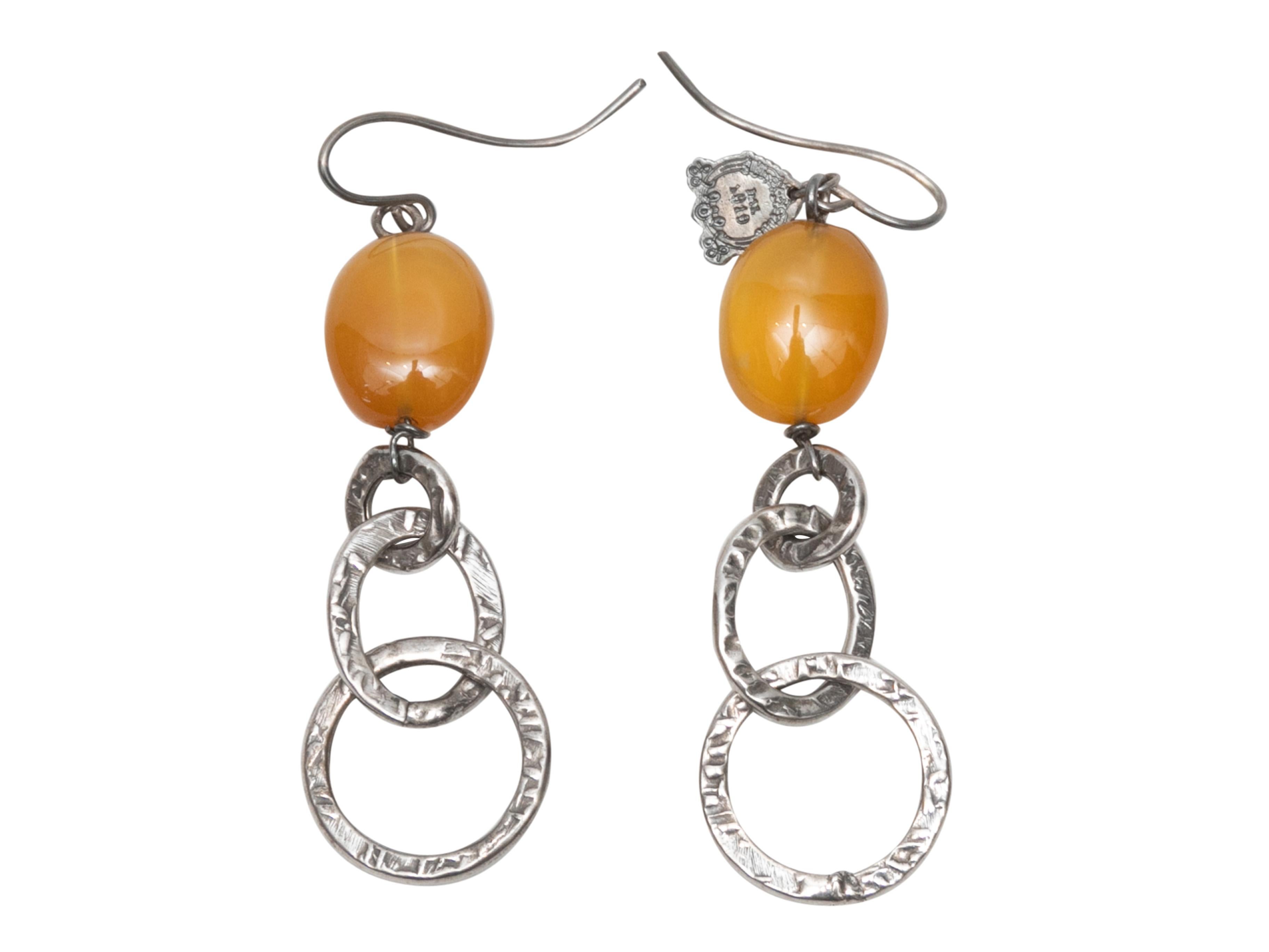 Boucles d'oreilles pendantes en argent et pierre orange clair par Mario Buccellati. Largeur de 1