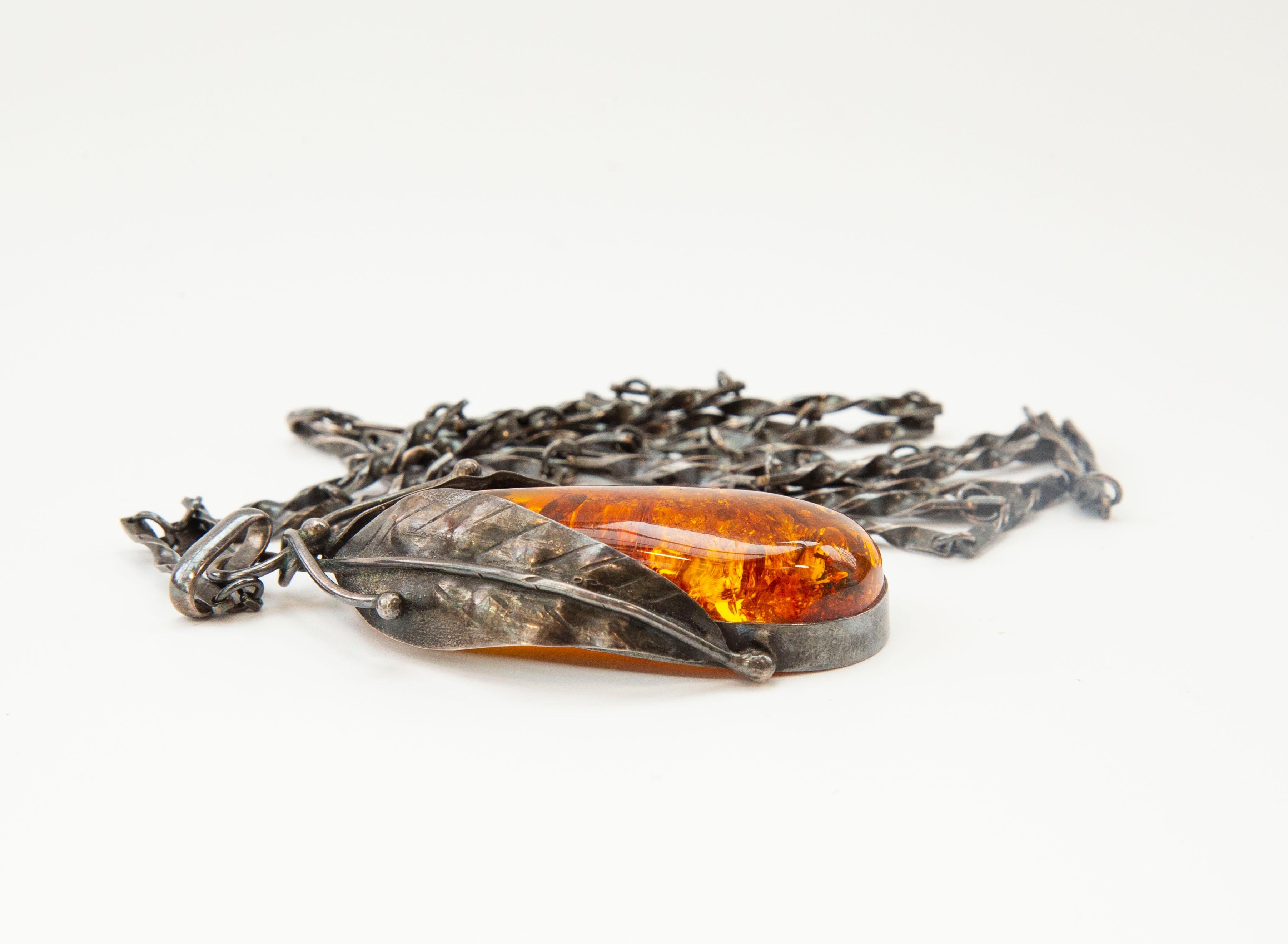Silver Link Necklace with Large Baltic Amber Pendant For Sale 5