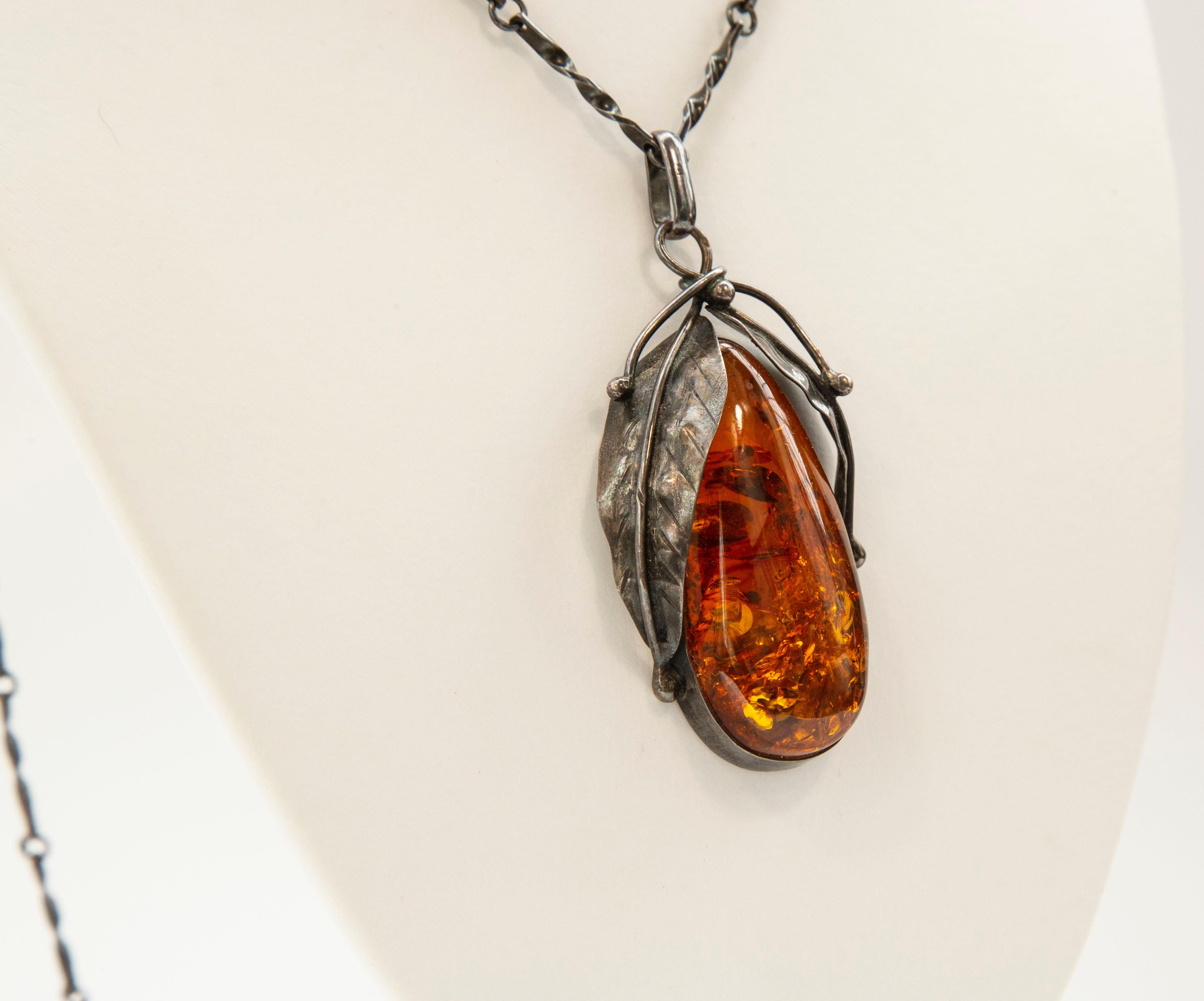 Silver Link Necklace with Large Baltic Amber Pendant In Excellent Condition For Sale In Arnhem, NL