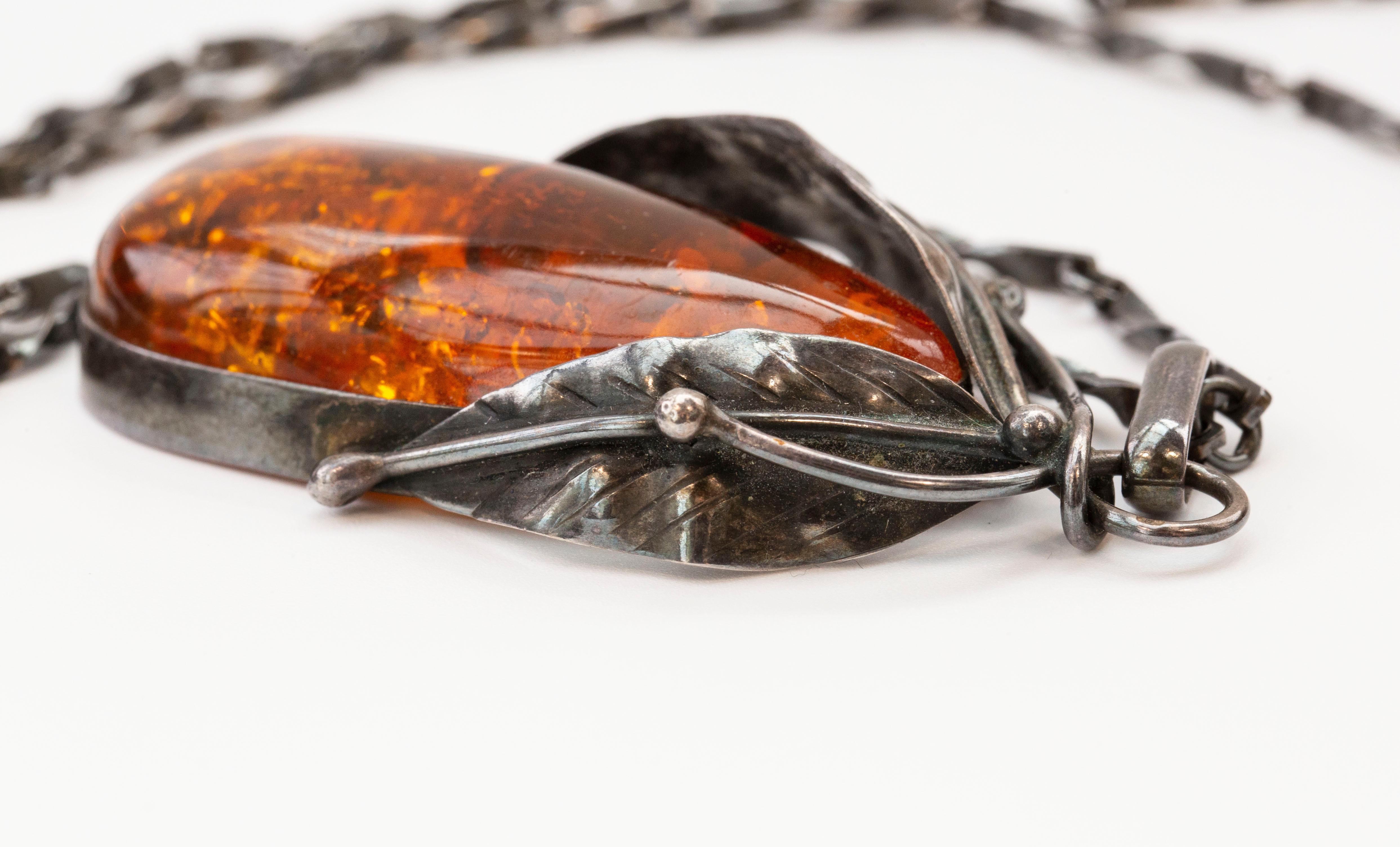 Silver Link Necklace with Large Baltic Amber Pendant For Sale 2