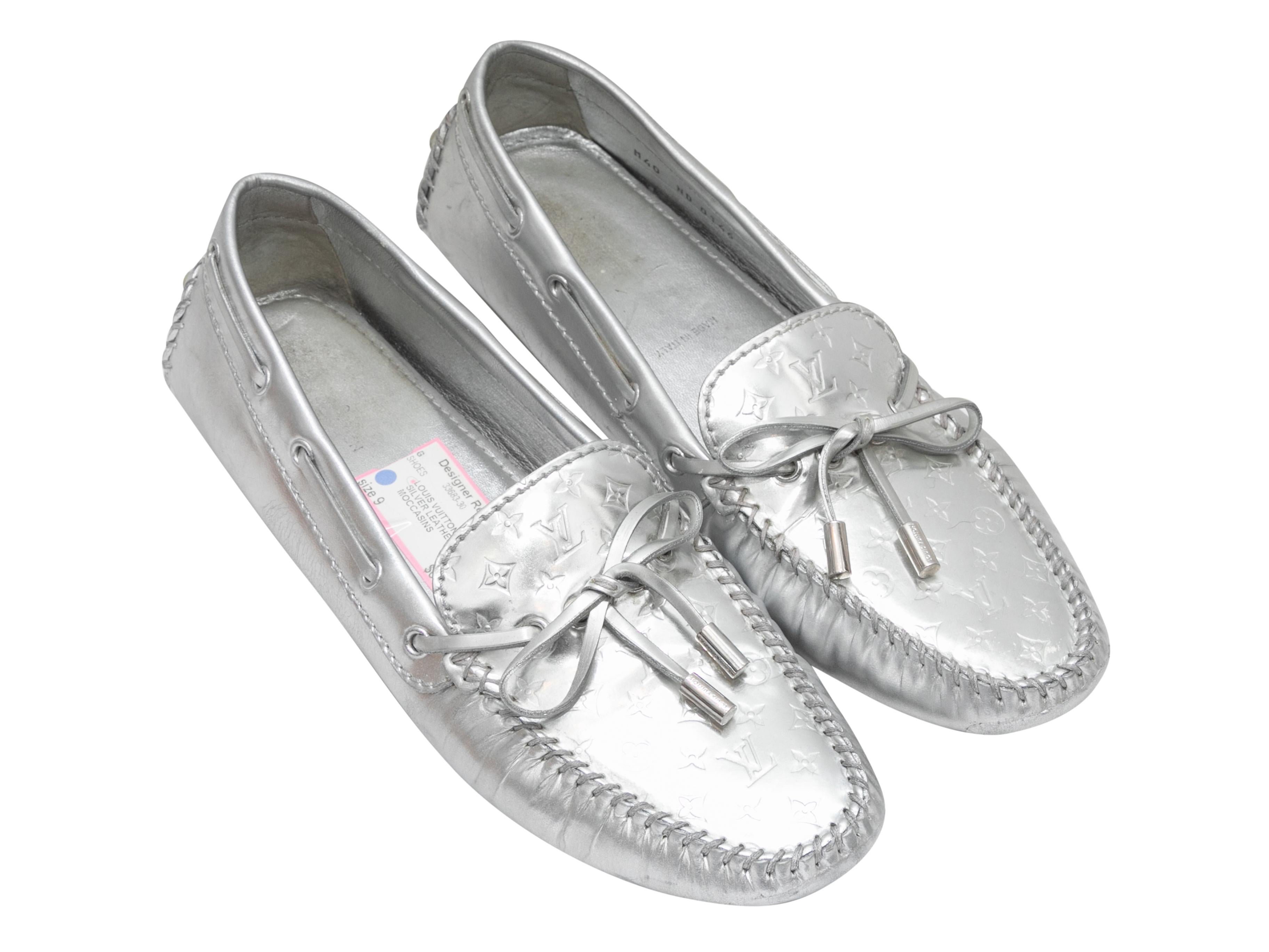 Silver Louis Vuitton Metallic Leather Driving Loafers Size 39 In Good Condition For Sale In New York, NY