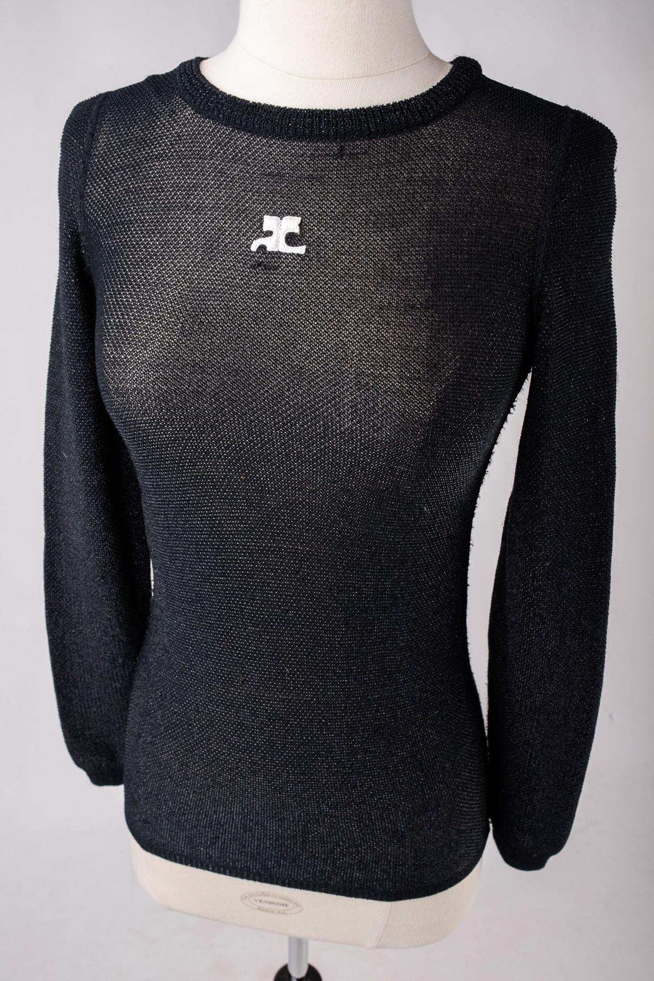 Circa 1970-1980
France

Magnifique pull stretch noir en maille de laine polyamide et lamé lurex argenté de la Maison Courrèges, datant de la fin des années 1970. Il présente une coupe ajustée, un col ras du cou, des manches longues et le logo de la