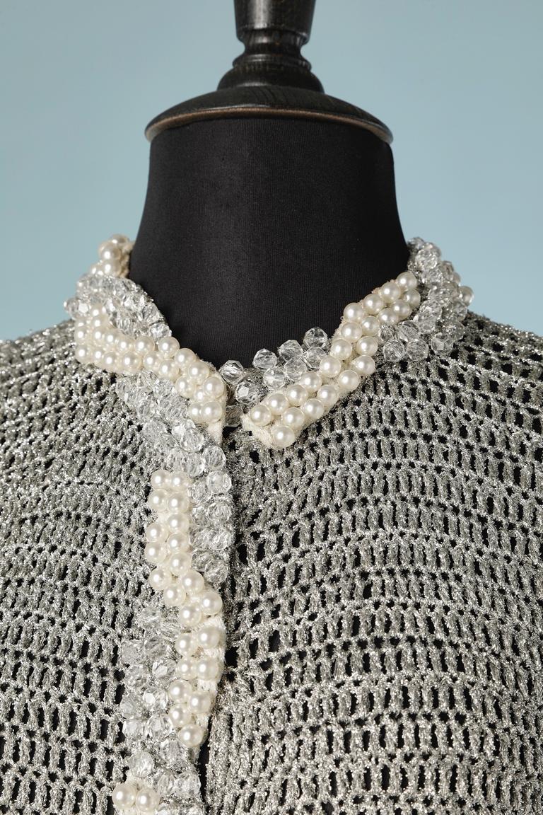 Silver lurex knitted cardigan beaded on the front wit a mix of transparent plastic beads and pearls.
No lining. Close with snaps.
SIZE S/M