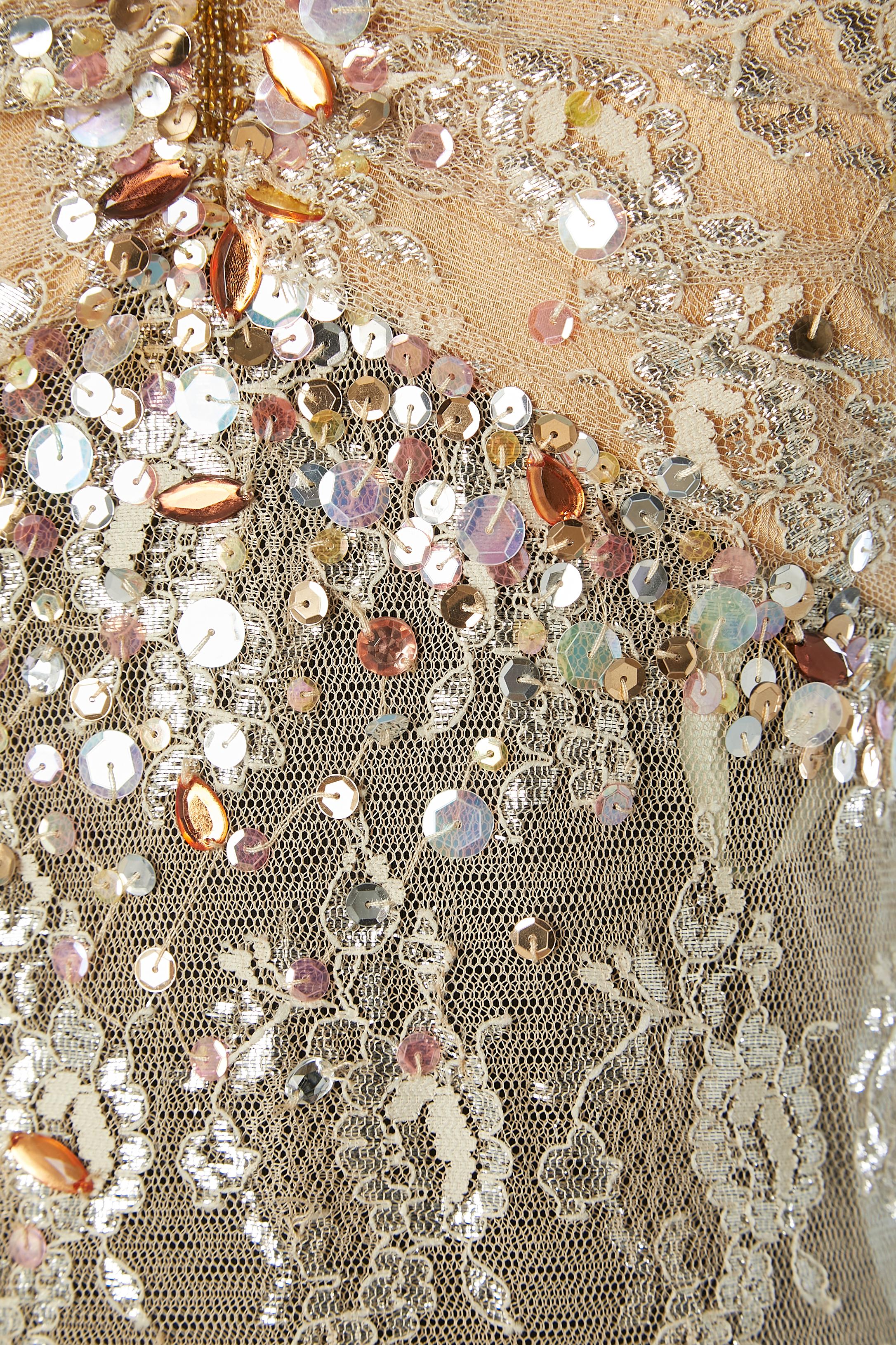 Marron Robe de soirée en dentelle de lurex argentée avec broderies de perles et de sequins  en vente