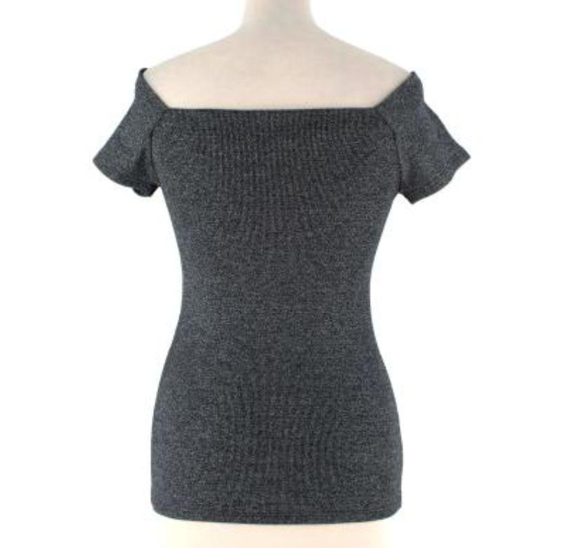 Top Chanel in maglia elasticizzata lurex argento impreziosito da un'etichetta
 
 - Maglia elasticizzata, con filo lurex argento che attraversa il tessuto
 - Scollo Bardot e manica corta
 - Aderente alle forme
 - Impreziosito da gemme su tutta la