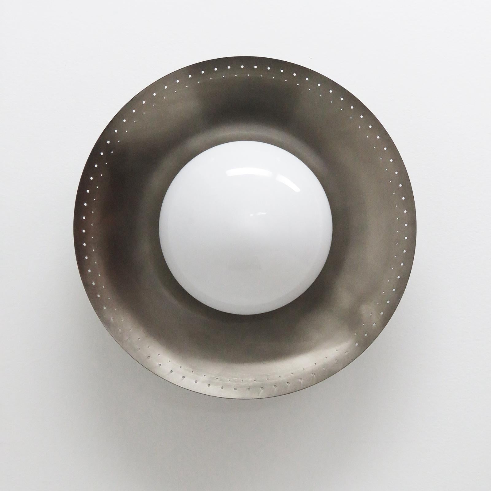 Élégante applique ou plafonnier Maine-18 argenté, conçu par Gallery L7, fabriqué et fini à la main à Los Angeles en laiton américain, avec un abat-jour en verre opalin sur un réflecteur perforé à la finition argentée. Une douille E26 par luminaire,