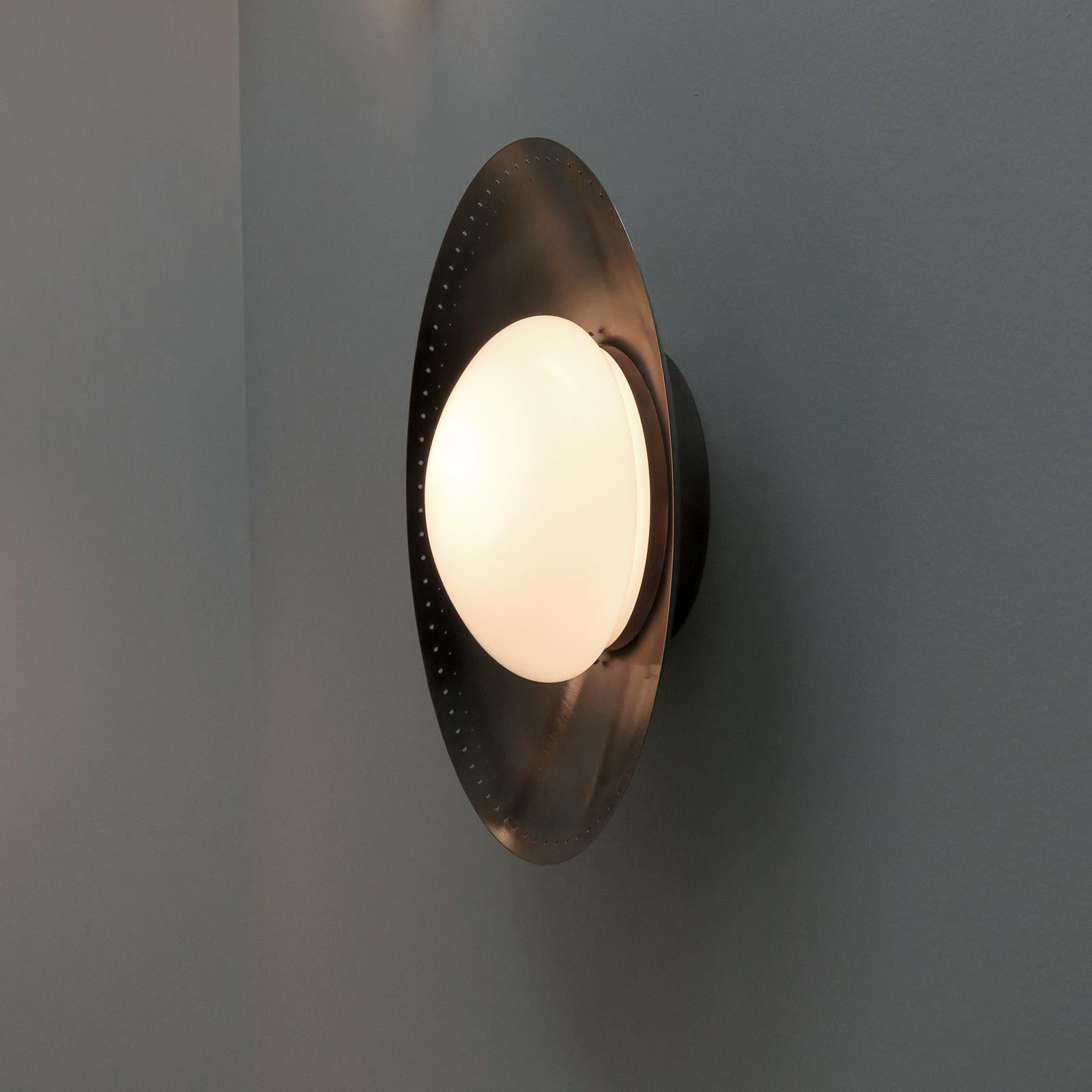 Silver Maine-18 Wall Light by Gallery L7 For Sale 1
