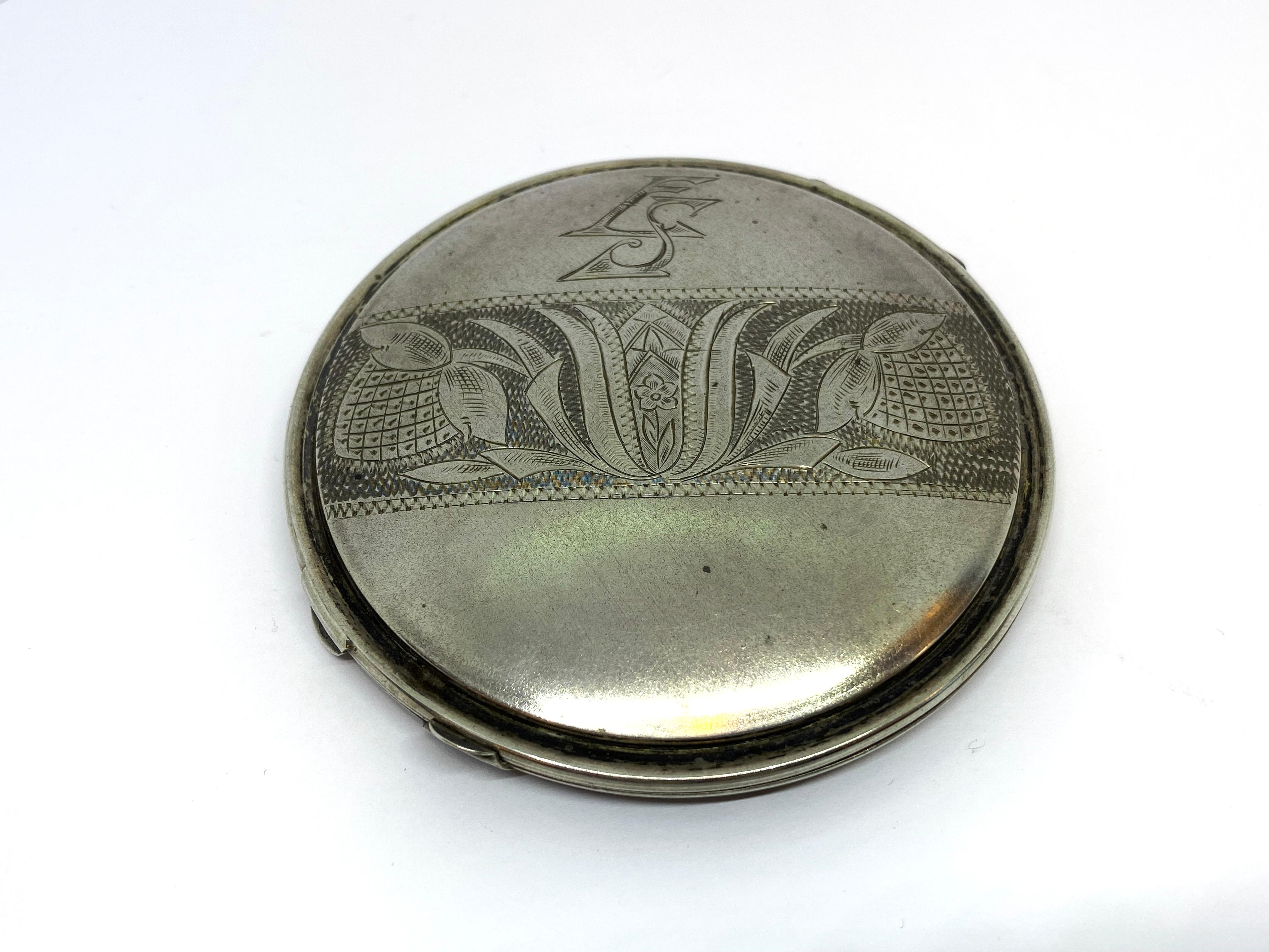 Silver Make up Powder Box Estonia Tallin.
Really great Powder Box Silver.
Made in Estonia.
Tallinn, Revall.
875 Silver.
Author's stamp R.S. and stamped the Leijjona sign.
Stain in the mirror.
A really great collectible from the former Soviet Union.