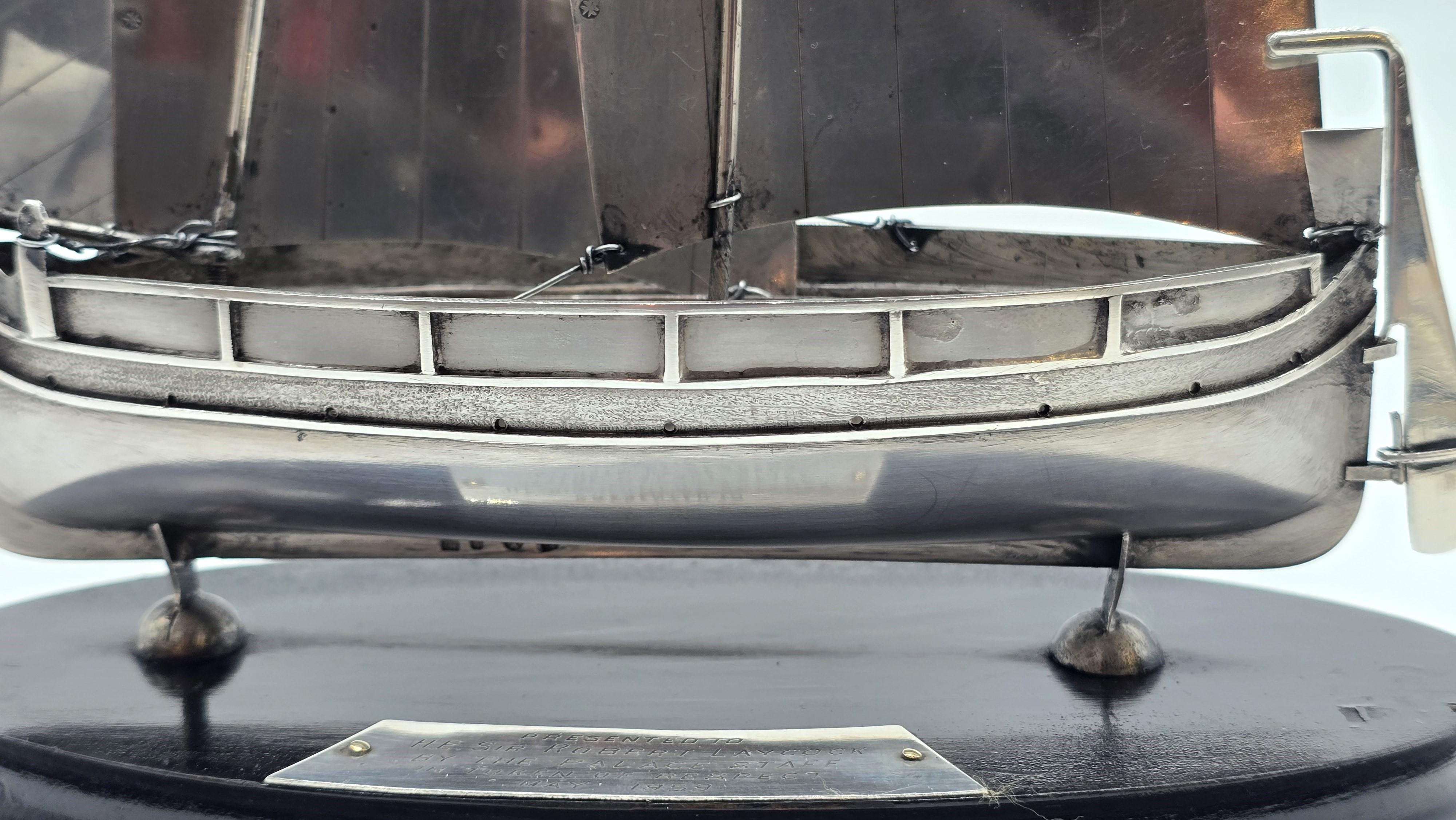 bateau militaire royal maltais présenté à Sir Robert Laycock, major général en vente 4