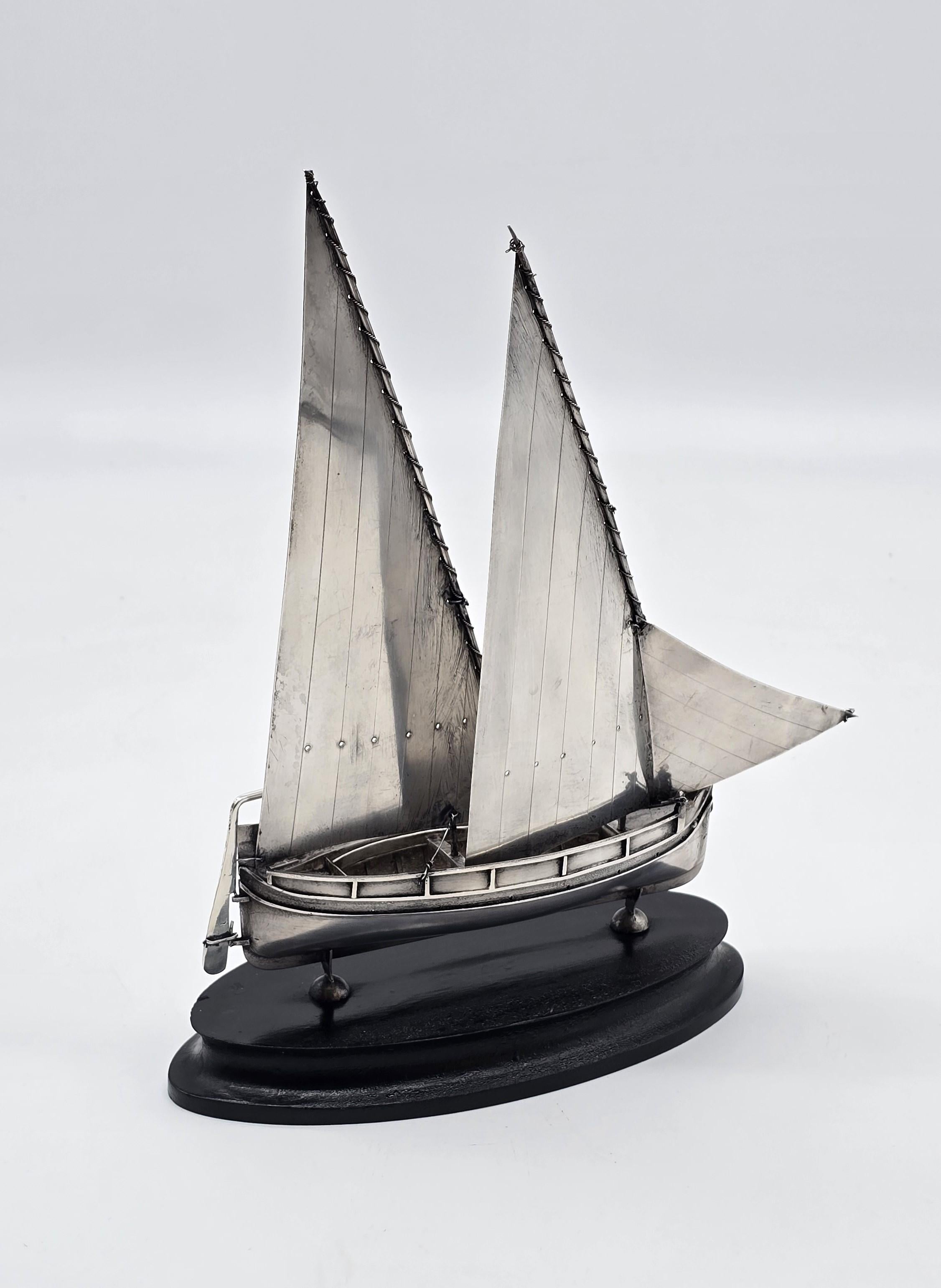 Ce modèle de présentation en argent massif à plus grande échelle représente un bateau de pêche ou à voile traditionnel maltais.
Le modèle est magnifiquement fabriqué à la main en argent massif, avec des poinçons d'argent maltais à plusieurs