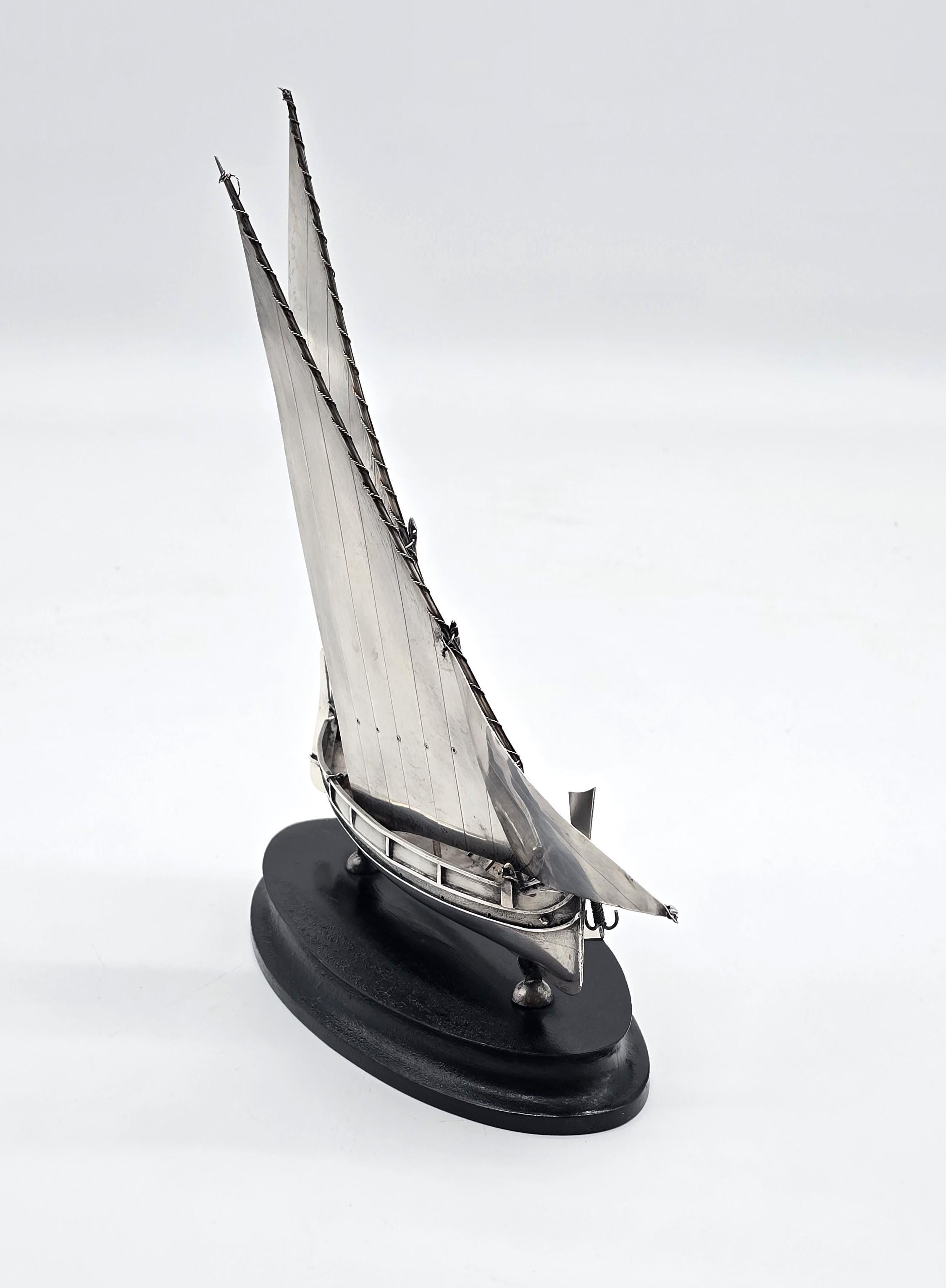 Mid-Century Modern bateau militaire royal maltais présenté à Sir Robert Laycock, major général en vente