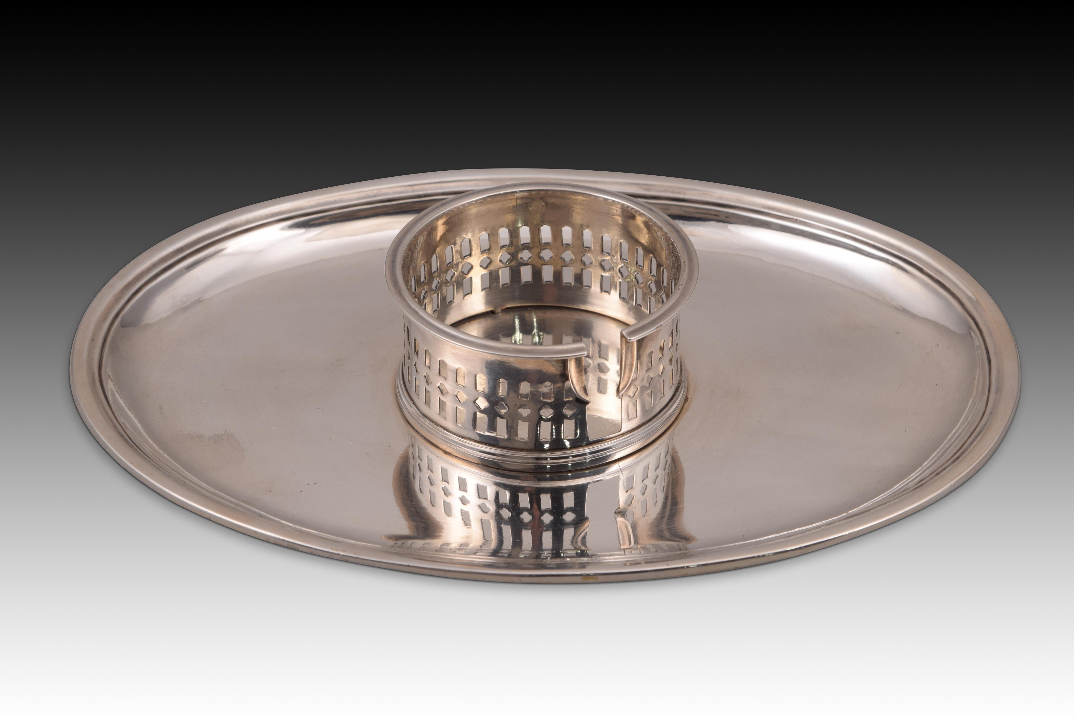 Mancerin. Silver. Spain, Madrid, 1897. 
With contrast markings. 
Silver mancerina in its color with an oval tray with a raised edge and a circular central container, openwork with geometric shapes and with enhancements on the top and bottom. It