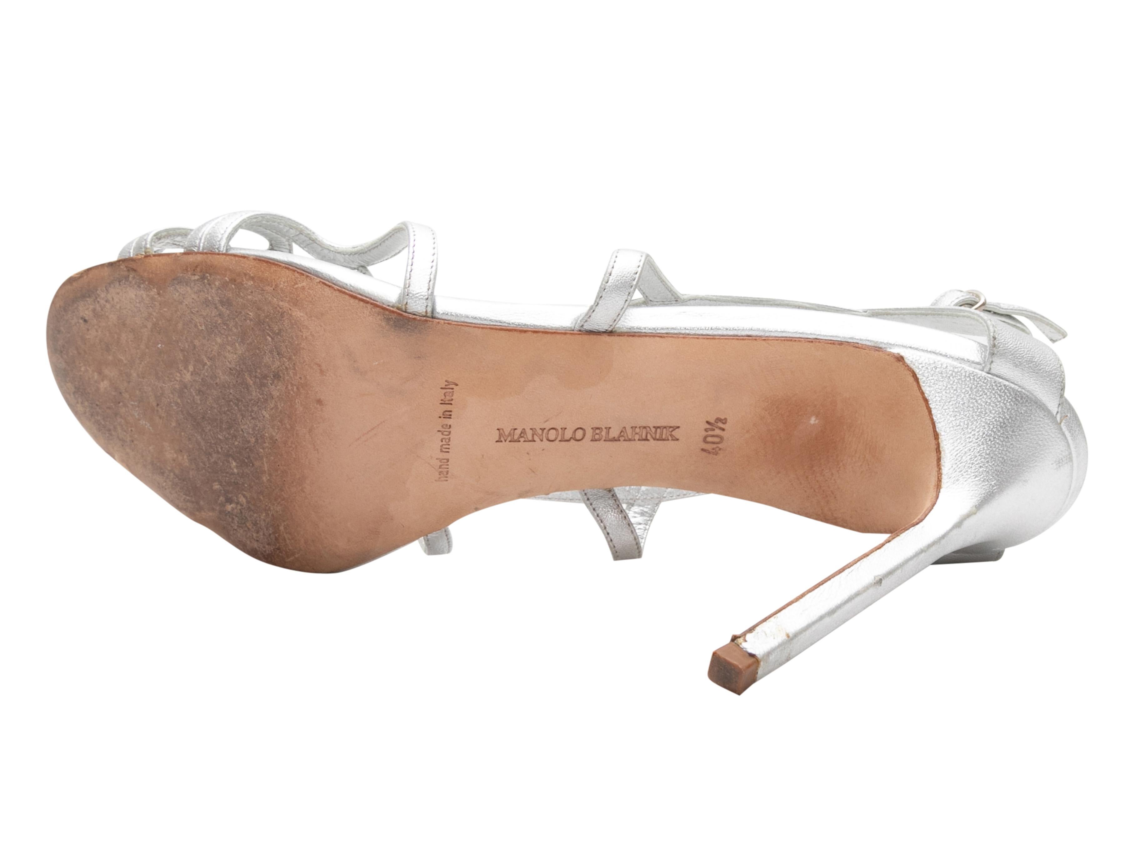Sandales à talons en cuir métallisé argenté de Manolo Blahnik. Fermeture à boucle au niveau de la cheville. Hauteur du talon : 4.25