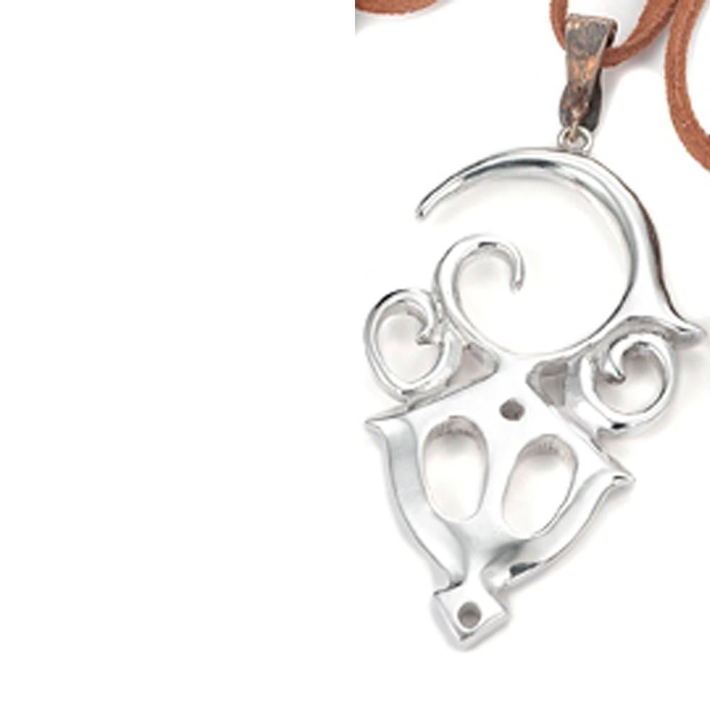 All'incrocio tra calore e determinazione c'è questo ciondolo Time Traveler in argento sterling con inserto in oro bianco 18k.

La collezione Body Armor incarna simboli eterni di protezione che sono allo stesso tempo tribali ed eleganti. Questi pezzi