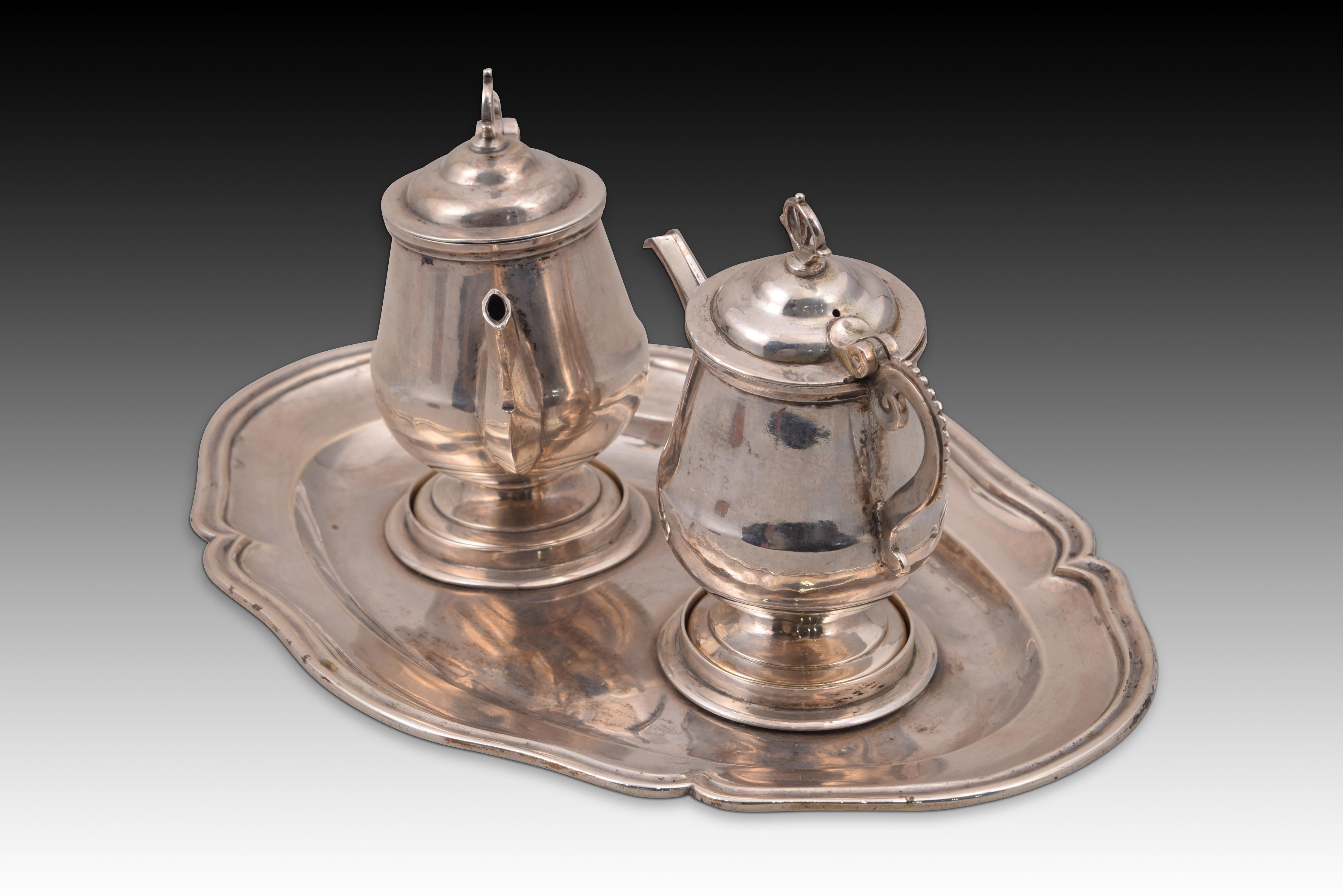 Pair of cruets with tray. Silver. Estrada, Saragossa, 18th century. 
With contrast markings. 
Set made of silver in its color composed of two cruets with a circular foot, an oval body narrowing towards the top, a stepped lid towards the center