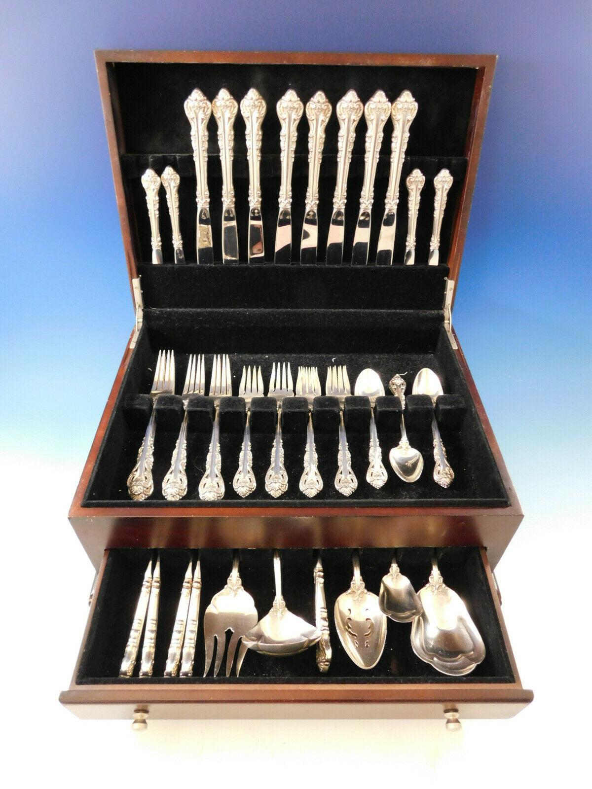 Silver Masterpiece by International (manche percé) service de couverts en argent sterling, 47 pièces. Cet ensemble comprend :

8 couteaux, 9 1/4