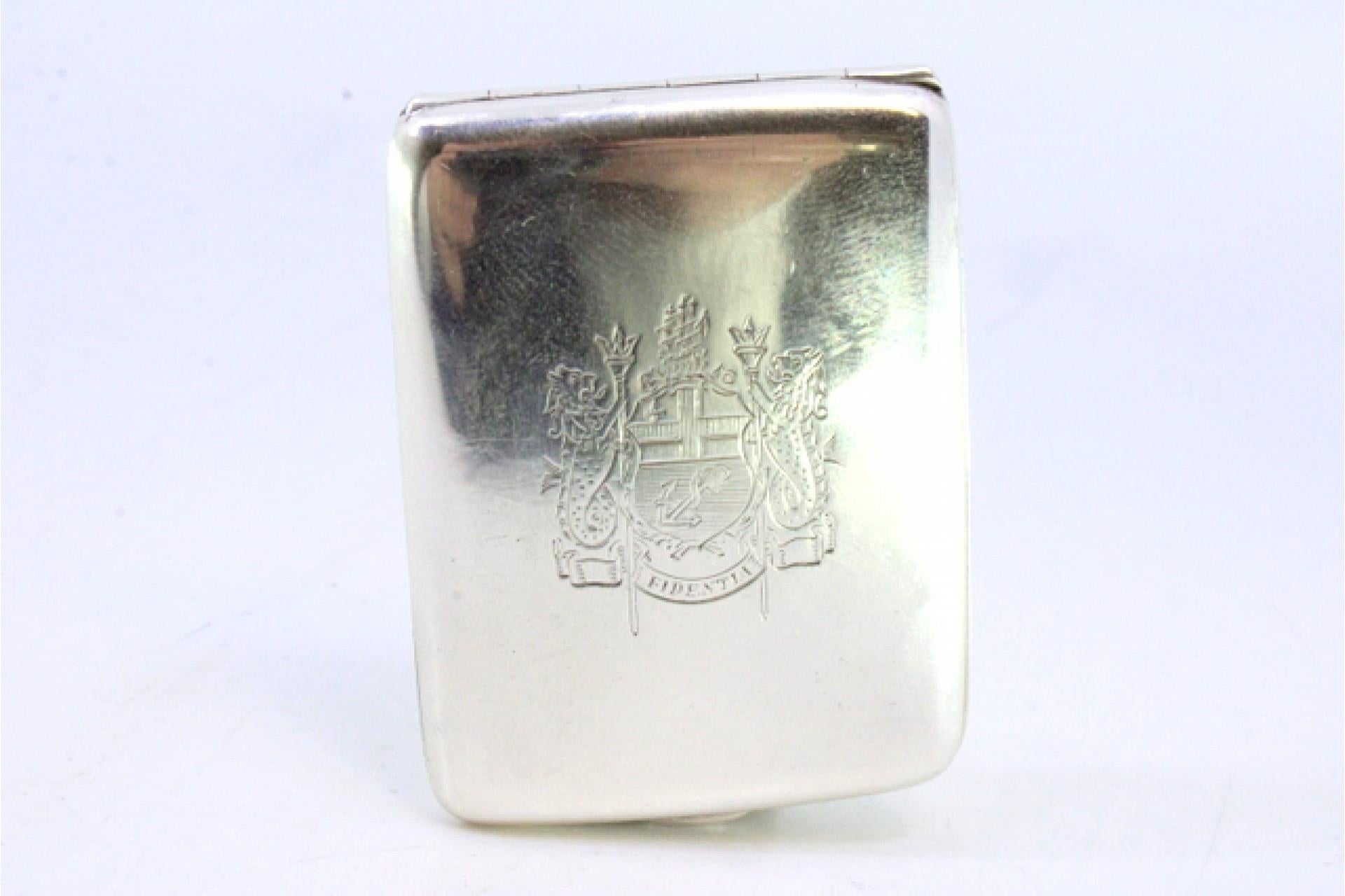 Silver matchbook with coat of arms in the center and hinged lid In Good Condition For Sale In Porto, PT