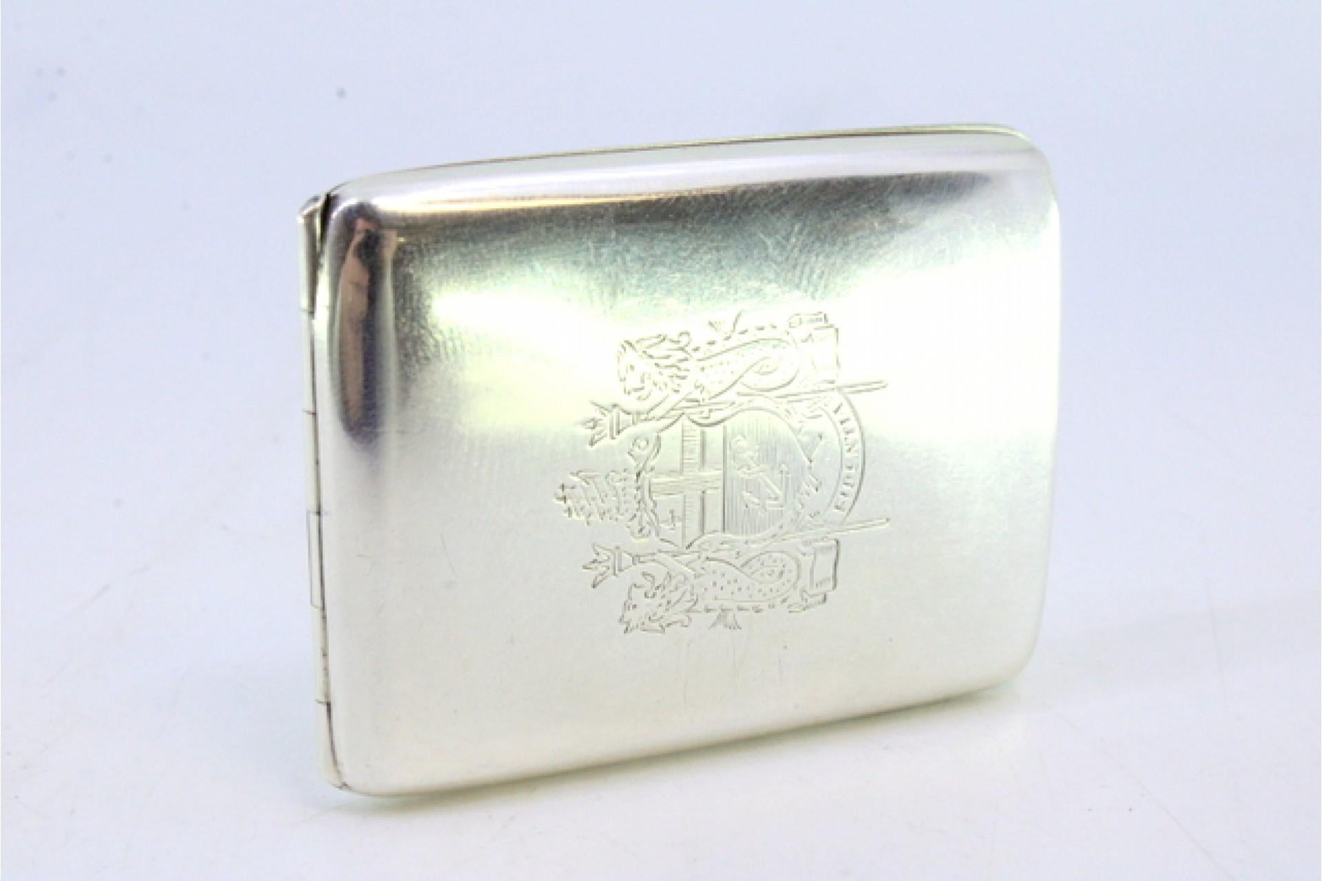 20th Century Silver matchbook with coat of arms in the center and hinged lid For Sale