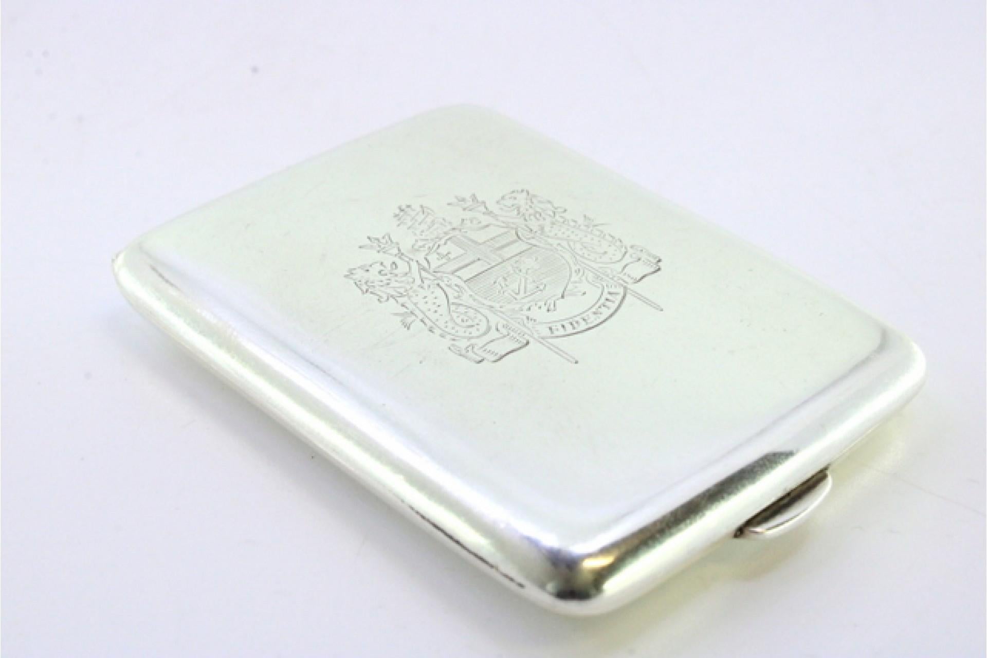 Silver matchbook with coat of arms in the center and hinged lid For Sale 2