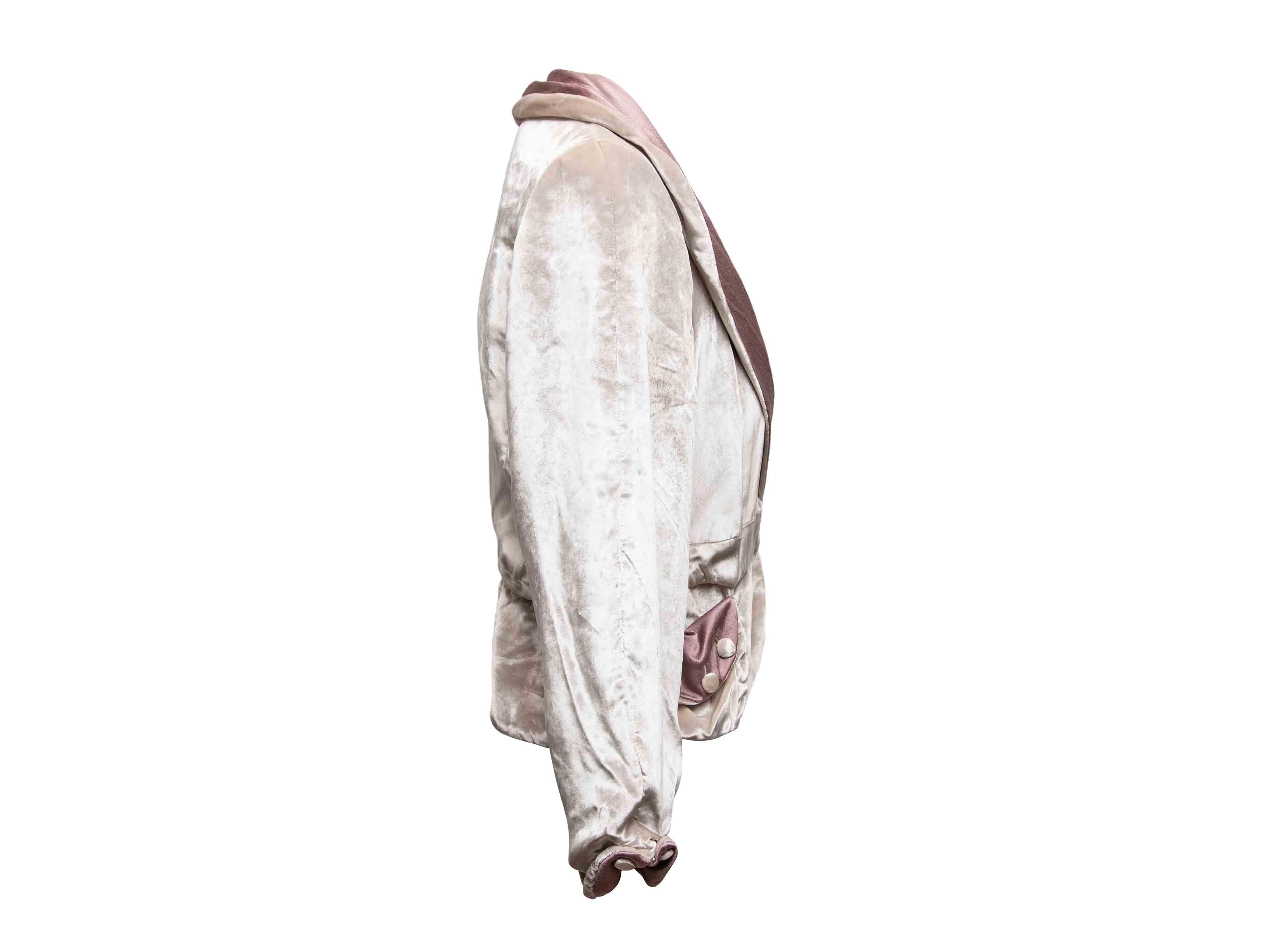 Blazer in velluto argento e raso color malva di Marc Jacobs. Risvolto a scialle. Doppie tasche sui fianchi. Chiusura frontale con gancio e occhiello. Seno 36