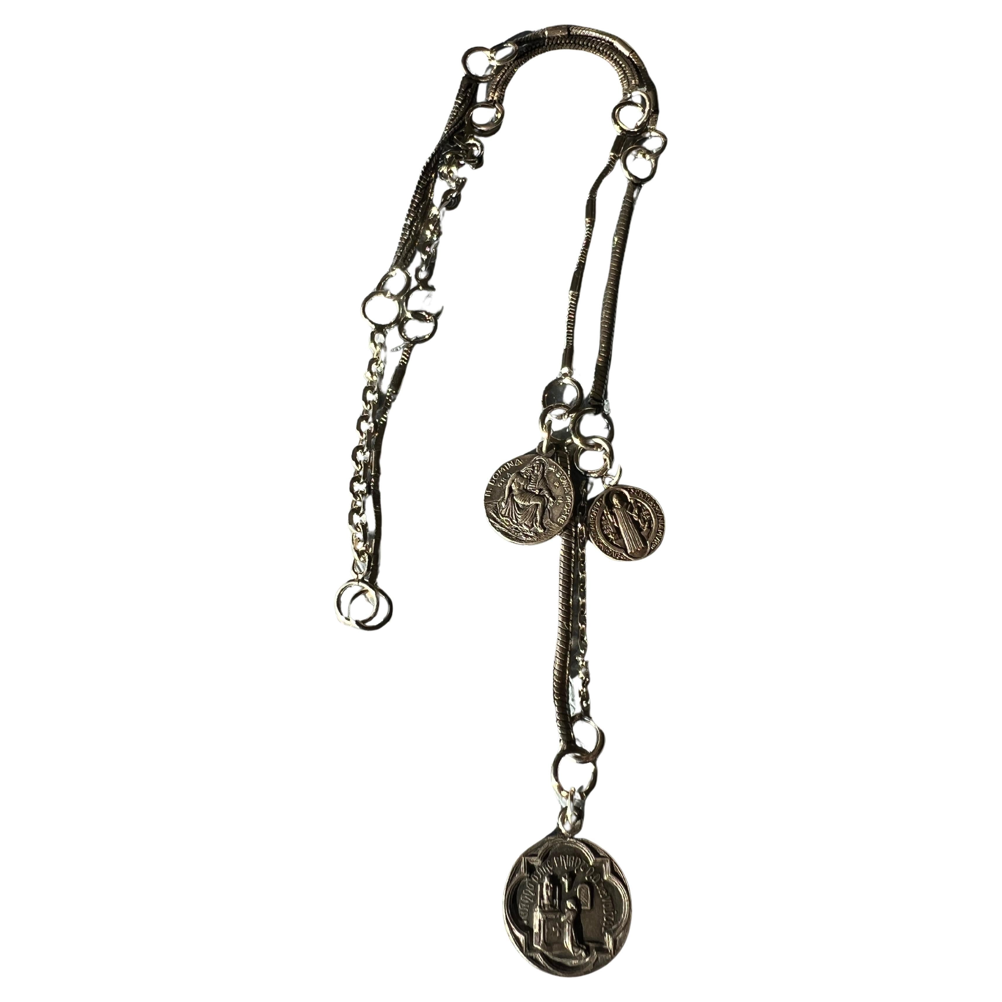 Silber Medaillon Kette Halskette Joan of Arc Religiös 

Länge: 27 Zoll

Designer: J DAUPHIN 

Diese Halskette besteht aus 3 versilberten Vintage-Medaillen aus Frankreich und mehreren Ketten, die zu einer einzigartigen Halskette kombiniert