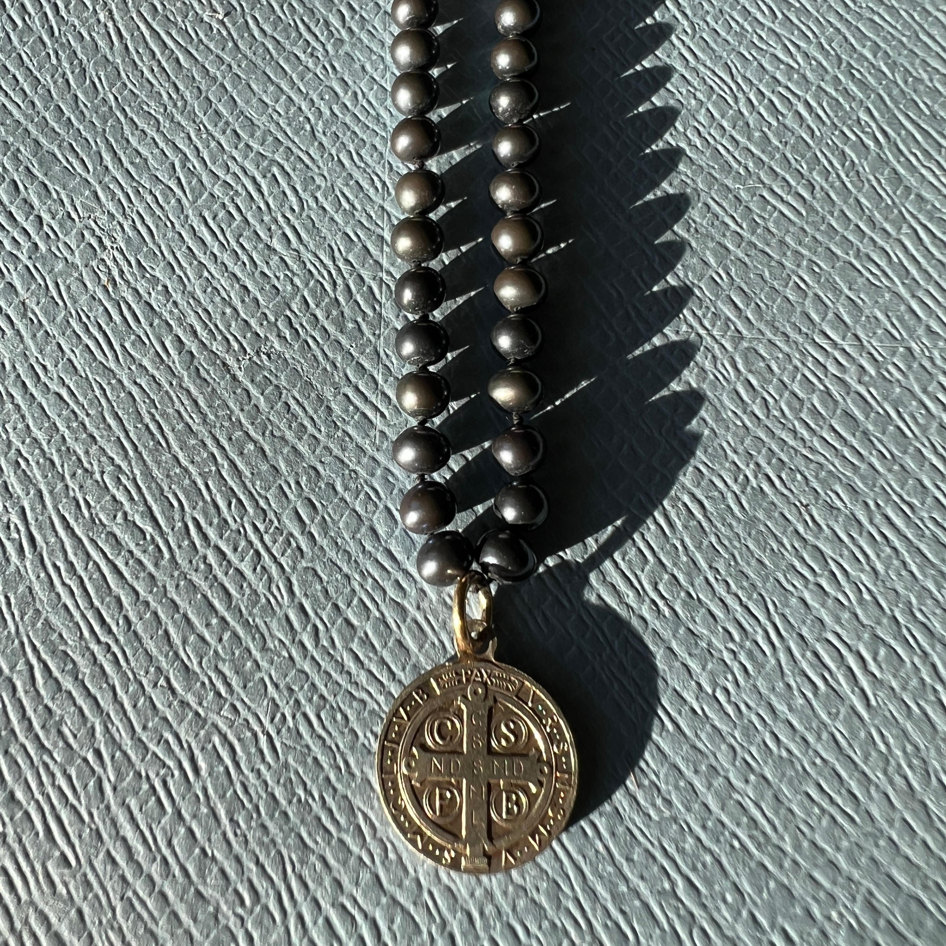 Medal Necklace Black Pearl Cross Bead Choker

Pendant: Silver Medal with Cross

Black Pearl choker 18 inches long with a small vintage silver medal from France with a cross and the letters N. D for Notre Dame. 

The initials 