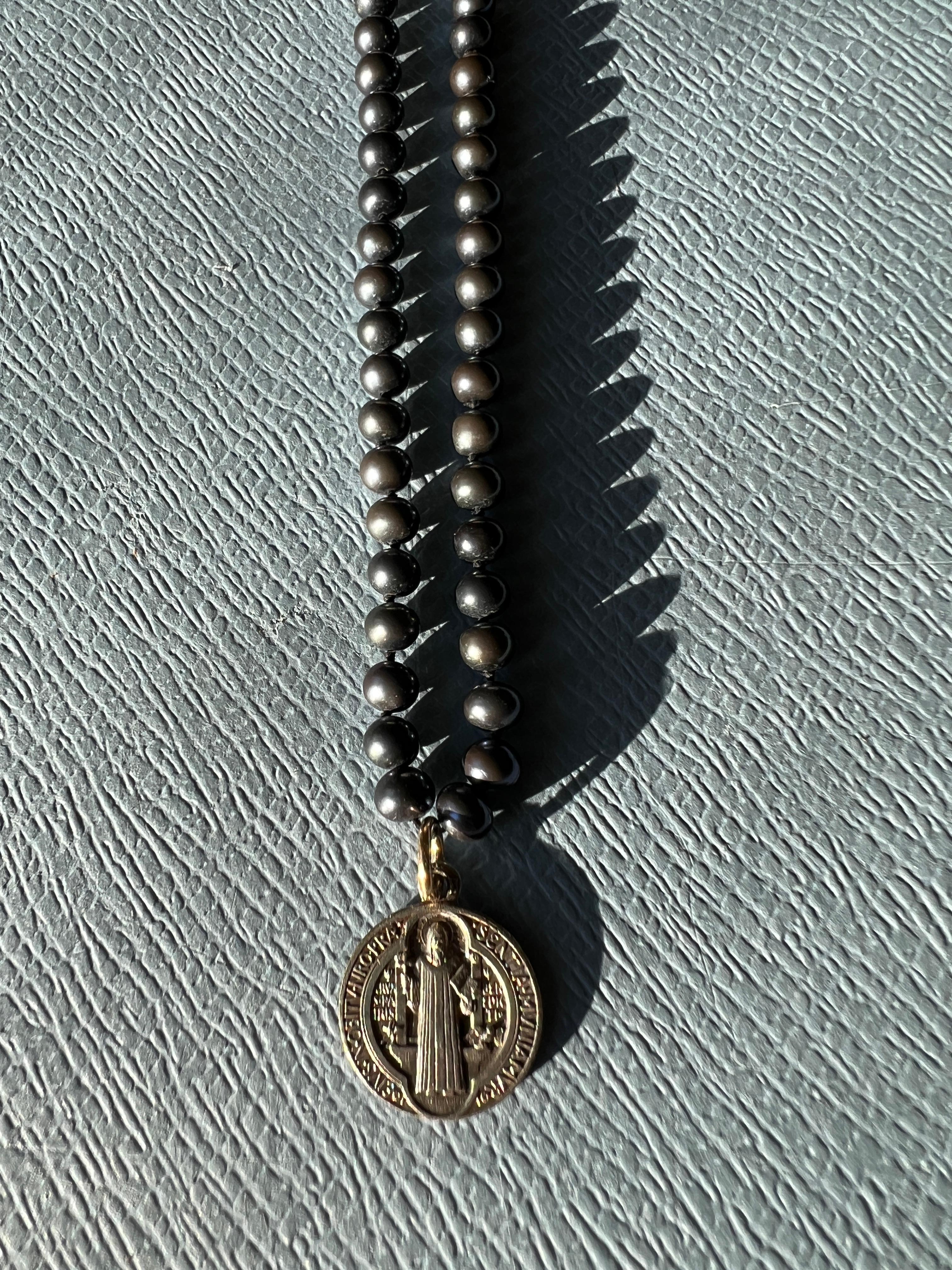 Medal Necklace Black Pearl Cross Bead Choker In New Condition In Los Angeles, CA