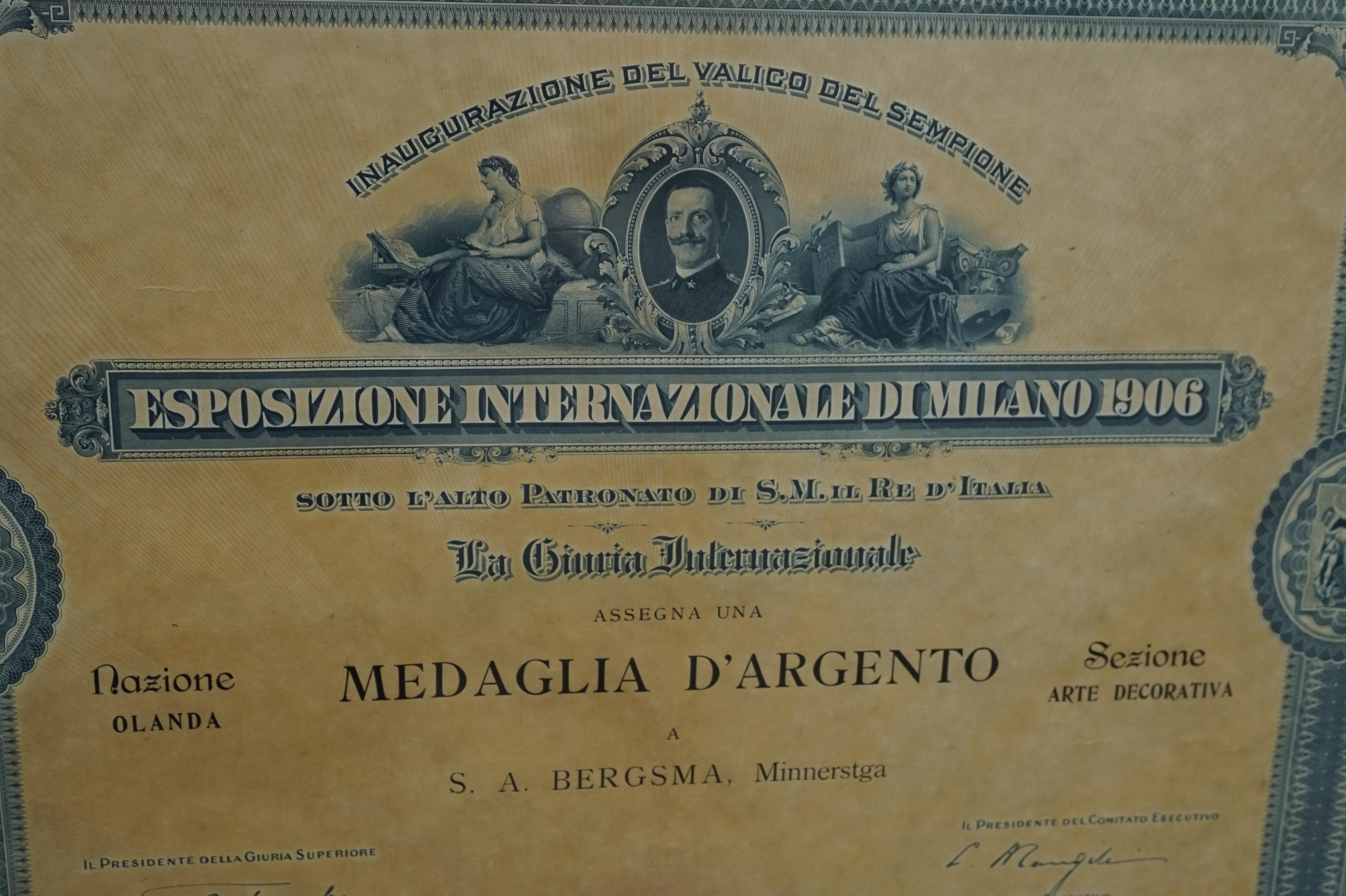 Document rare et important, digne d'un musée, dans un cadre Arts and Crafts fait sur mesure.

Ce que nous proposons ici est en fait deux antiquités uniques en une. En 1906, l'exposition universelle (ou exposition mondiale) s'est tenue à Milan, en