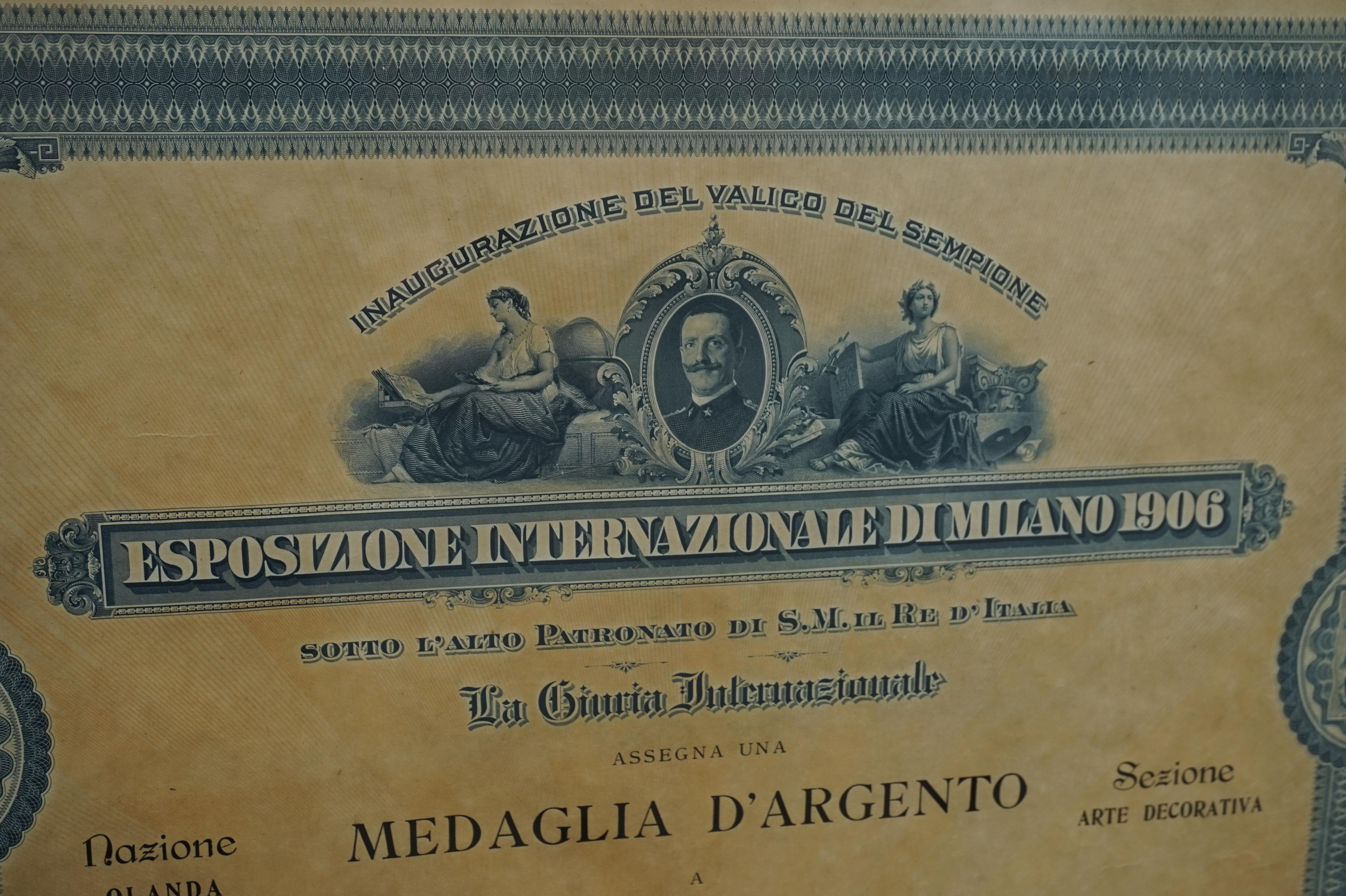 Sculpté à la main Document de la médaille d'argent de l'exposition universelle de Milan 1906 dans un cadre Arts and Crafts en vente
