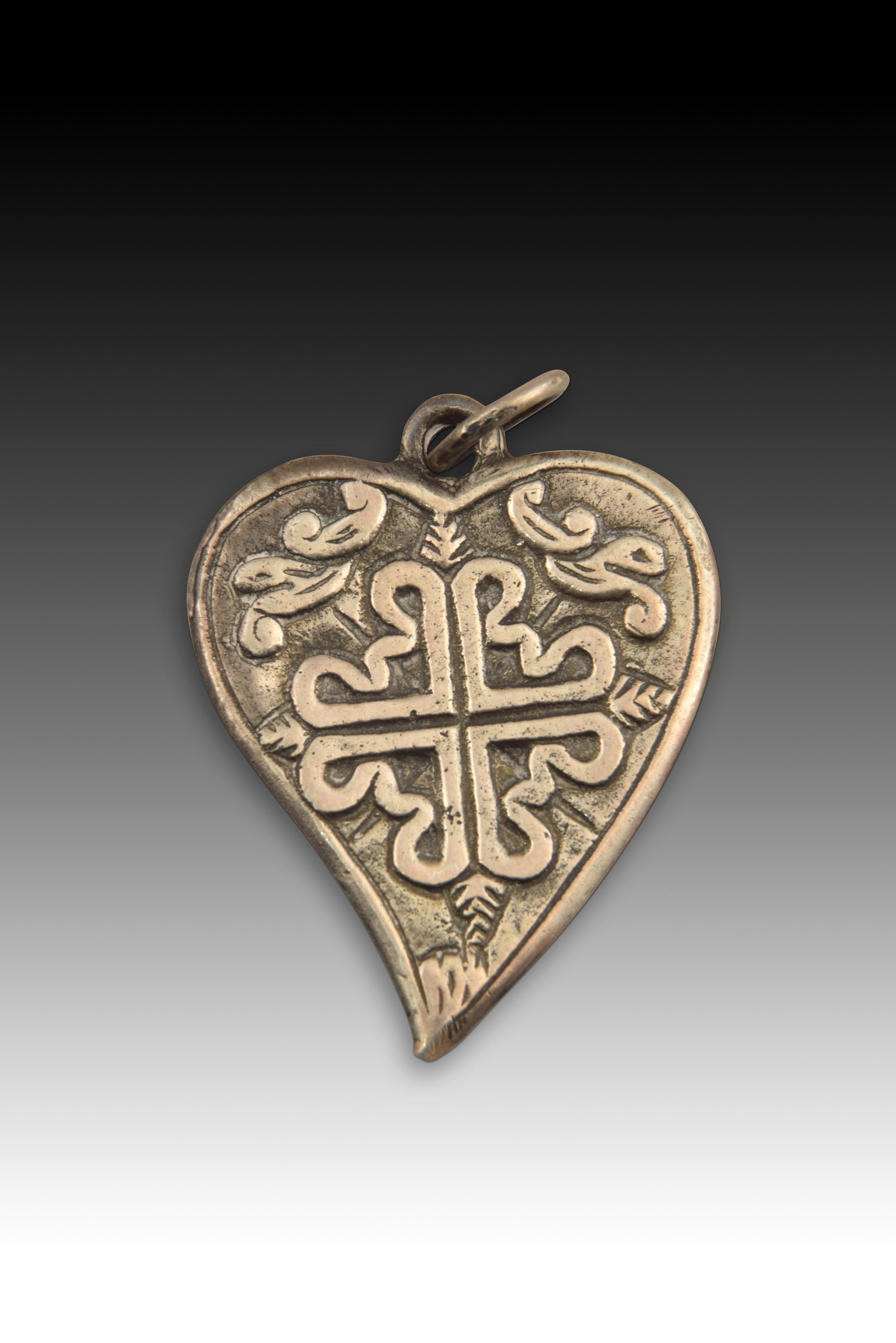 Medal; Our Lady of Snow and Dominican cross. Silver. Spain, 17th century. 
Heart-shaped devotional medal that presents, on one side, the legend 